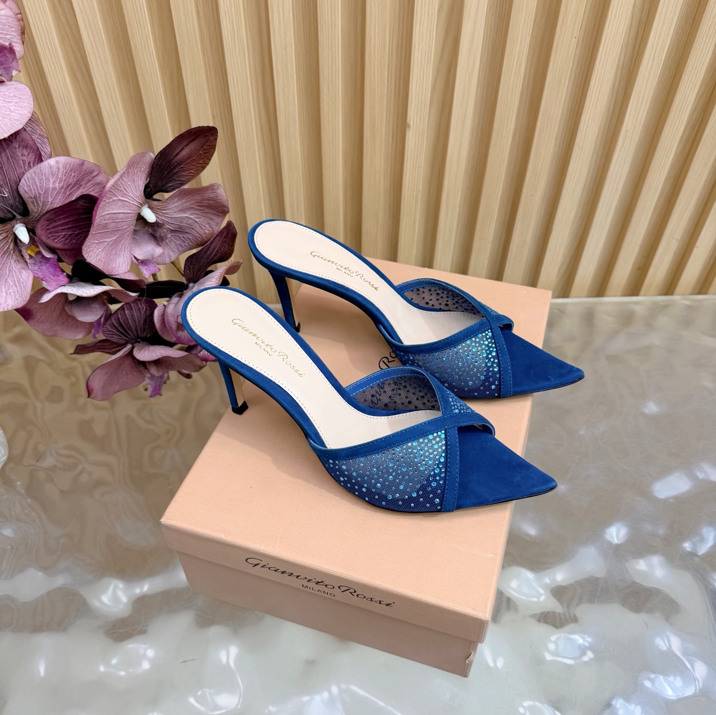 NO:789981,Gianvito Rossi 2026 classic pointed-toe mesh high-heeled slippers ———————————— It appears like the brightest star in the night sky. Classic style, eternal charm, and the electric embroidery pattern adds a dreamy color to it. Every step takes confidence and elegance, as if telling the immortal legend of fashion. If you own it, you will own the entire fashion every day.  * Sole leather outsole * Heel height as shown in the picture: 8.5cm (5.5cm, 10.5cm customized) * Size: 35-42 (40 41 42 43 customized, non-returnable), high heels and slippers, high heels, slippers, sheepskin, Leather soles19860909Gianvito Rossi 2026经典款尖头网纱烫钻高跟拖鞋 ———————————— 它的出现就像夜空中最璀璨的星辰 经典的款式,永恒的魅力,电绣的图案更是为其增添了梦幻的色彩 每一步都踏出自信与优雅,仿佛在诉说着时尚的不朽传奇.拥有它,便是拥有了整个时尚的每一天. _____________________________ * 鞋面网纱烫钻 * 垫脚 羊皮 * 鞋底 真皮大底 * 跟高 图片8.5cm（5.5cm、10.5cm定制） * 码数:35－42（40 41 42 43定做不退换）,高跟鞋拖鞋,high heels,slippers,sheepskin,Leather soles,Women's Shoes