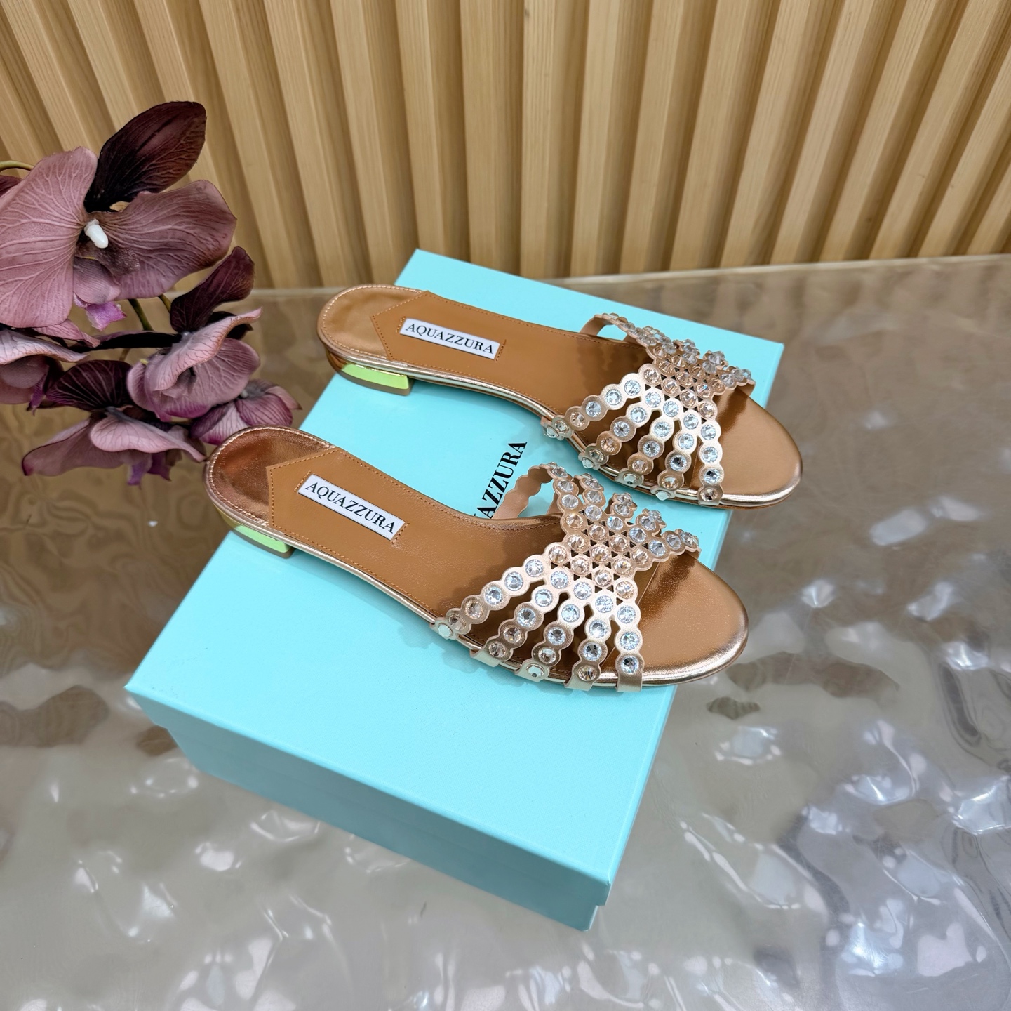NO:789979,[Aquazzura] 2026 new top version pineapple ladies flat sandals original 1:1 molded heels!  Swarovski rhinestones shine brightly ———————— Imported sheepskin is matched with the original molded heel, which is simple and elegant. It makes the shoes more feminine, and the design is suitable for parties. It is suitable for various skirts, dresses, evening dresses, and nightclubs. The heel height is matched with Swarovski rhinestones. It looks noble in any occasion. * Complete package. * Upper Sheep leather/cowhide * Lining sheepskin * Sole Italian leather outsole * Heel height Flat bottom  Size 36–43 (35, 40, 41, 42, 43 are custom-made and cannot be returned or exchanged), slippers, swarovski, sandals, slippers, skirts, cowhide, sheepskin, sheep, Leather soles19860909【Aquazzura】2026新款顶级版本菠萝女士烫钻 平底凉鞋原版1比1开模鞋跟！施华洛世奇水钻,闪耀光芒 —————————— 进口羊皮搭配原版开模鞋跟,简单大方 .使鞋子更有女人味,适合派对的设计适用各种套裙,于连衣裙晚礼服,夜场各种款式 跟高搭配施华洛世奇水钻.任何场合都显高贵气质 * 全套包装. * 鞋面 羊京/牛皮 * 衬里 羊皮 * 鞋底 意大利真皮大底 * 跟高 平底 * 码数 36–43（35、40、41、42、43订做不退换）,拖鞋,swarovski,sandals,slippers,skirts,cowhide,sheepskin,sheep,Leather soles,Women's Shoes