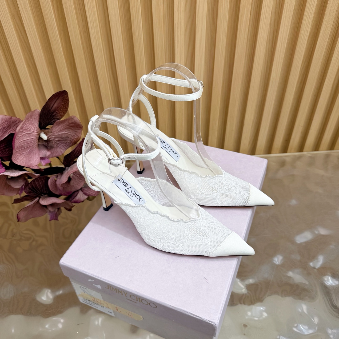 NO:786915,The new 2026 spring and summer Jimmychoo style and details are very particular!  Lace is not just decoration, it is the core highlight ~ The most interesting thing about this series is the contrast and little surprises!  Soft pastel colors can also look bold, and their appearance is very contagious. Sandra Choi moved the oversized paper peonies into Milan, surrounded by greenery and flowers, as if walking into a surreal wonderland. What surprised me most about Jimmy Choo this season was the 'reconstruction of lace'. The metal toe splicing is no longer just a symbol of femininity, but has been deconstructed and spliced, turning it into a leader in shoes. Fabric: Imported embroidered lace Lining Imported custom-made lambskin outsole  Imported Italian raw color cowhide base size 34 to 42 (34 40 41 42 customized) Heel height: 10cm, high heels sandals, jimmy choo, sandals, high heels, cowhide, sheepskin198609092026春夏新款Jimmychoo 版型和细节超讲究！蕾丝不只是装饰,是核心亮点～  这个系列最有意思的就是反差感和小惊喜！ 柔和的粉彩色也能显得很大胆,颜值很有感染力.SandraChoi把超大纸艺牡丹搬进米兰,四周绿意与花卉簇拥,仿佛走进一个超现实的仙境  这一季JimmyChoo最让我惊喜的是“蕾丝的再造”.金属鞋头拼接,它不再只是柔美的象征,而是被解构、拼接,化作鞋履上的佼佼者 面料: 进口刺绣蕾丝 内里 进口意制小羊皮  大底 进口意大利原色牛皮底码数 34一42（34 40 41 42定制) 跟高:10cm,高跟鞋凉鞋,jimmy choo,sandals,high heels,cowhide,sheepskin,Women's Shoes