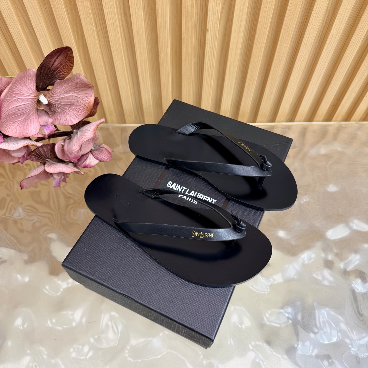 NO:781901,2026 spring and summer new YSL Saint Laurent / Yves Saint Laurent ysl slippers, super super invincible and popular slippers —————————————— This hardware buckle of each layout in our house must be molded and customized at 1:1!  The effect is very comfortable, the foot feels great, and whether you pair it with jeans, a small suit, or a skirt, it can be matched with natural leather upper, sheepskin lining, genuine leather outsole, high flat heel, size for women 36-43 (customized for 40, 41, 42, 43) for men 38-45 (customized for 45), split-toe shoes, saint laurent, saint laurent, saint  laurent,slippers,skirts,jeans,cowhide,sheepskin,Leather soles198609092026春夏新款 YSL Saint Laurent / 圣罗兰ysl拖鞋 超级超级无敌火爆的一个款拖鞋 —————————————— 这款我们家每个版面的五金扣都要开模1:1定制！效果非常舒服,脚感很棒,而且无论你搭配牛仔裤,小西服,裙子,都能搭配自然 鞋面牛皮 内里羊皮 鞋底真皮大底 跟高平底 尺码女36-43（40、41、42、43定制）男 38-45（45定制）,分趾鞋,saint laurent,saint laurent,saint laurent,slippers,skirts,jeans,cowhide,sheepskin,Leather soles,Women's Shoes