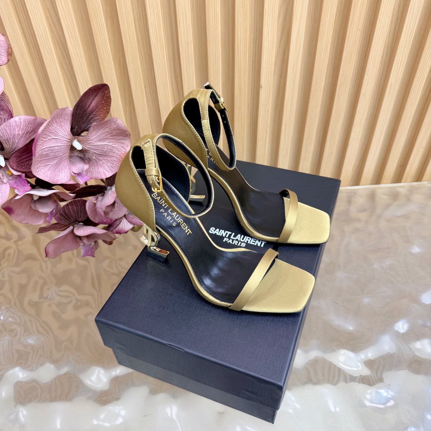 NO:786906,Saint Lauren*YSL Saint Laurent's classic spring and summer letter heels, one-strap high-heeled sandals, high-heeled shoes that can be worn by both men and women. I love them. They are indeed the brand that understands women best. They are sold out as soon as they are new. Especially the side line design is smooth, natural and slim. It makes the whole pair of shoes full of layering and femininity. No matter what your usual style is, you must try it!  The upper is made of imported patent leather/cowhide/silk, the lining is mixed sheepskin, the Italian genuine leather outsole, the heel height is 10.5cm, Size35-39 (34/40/41/42 customized), high-heeled sandals, saint laurent, saint laurent, saint laurent, sandals, high heels, cowhide, sheepskin, real silk, Leather soles19860909Saint Lauren*YSL圣罗兰经典春夏字母跟 一字带高跟凉鞋 斩男又斩女的高跟鞋 爱了 不愧是最懂女人的品牌 上新即售空 尤其是侧面线条设计流畅自然还很显瘦 让整双鞋层次感十足又富有女人味 不管你平时什么风格 请你一定要试试它！ 鞋面采用进口牛漆皮/牛皮/真丝 内里是混种羊皮 意大利真皮大底 跟高10.5cm Size35-39（34/40/41/42定制）,高跟鞋凉鞋,saint laurent,saint laurent,saint laurent,sandals,high heels,cowhide,sheepskin,real silk,Leather soles,Women's Shoes