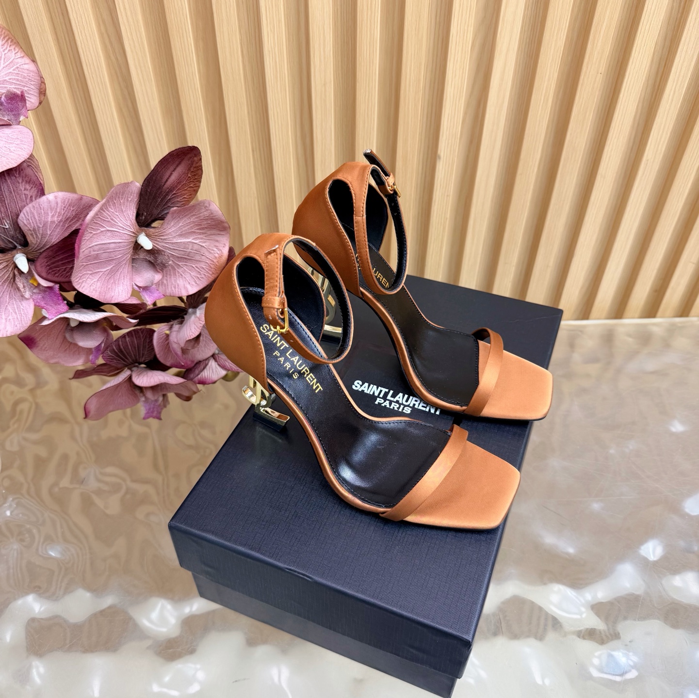 NO:786911,2026 spring and summer new YSL Saint Laurent / Yves Saint Laurent ysl slippers, super super invincible and popular slippers. The hardware buckles of each layout in our home need to be molded and customized at 1:1!  The effect is very comfortable, the foot feels great, and whether you pair it with jeans, a small suit, or a skirt, it can be matched naturally. The upper is mesh with open beads. The lining is sheepskin. The sole is genuine leather. Heel height is 7.5cm. Sizes 35-42 (40-42 customization is non-returnable and non-exchangeable). High-heeled sandals, saint laurent, saint laurent, saint laurent, sandals, high  heels,slippers,skirts,jeans,sheepskin,Leather soles198609092026春夏新款 YSL Saint Laurent / 圣罗兰ysl拖鞋 超级超级无敌火爆的一个款拖鞋 这款我们家每个版面的五金扣都要开模1:1定制！效果非常舒服,脚感很棒,而且无论你搭配牛仔裤,小西服,裙子,都能搭配自然 鞋面网纱开边珠 内里绵羊皮 鞋底真皮大底 跟高7.5cm 尺码35-42（40-42定制不退不换),高跟鞋凉鞋,saint laurent,saint laurent,saint laurent,sandals,high heels,slippers,skirts,jeans,sheepskin,Leather soles,Women's Shoes