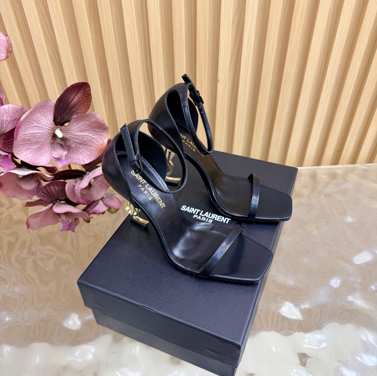 NO:786916,Saint Lauren*YSL Saint Laurent's classic spring and summer letter heels, one-strap high-heeled sandals, high-heeled shoes that can be worn by both men and women. I love them. They are indeed the brand that understands women best. They are sold out as soon as they are new. Especially the side line design is smooth, natural and slim. It makes the whole pair of shoes full of layering and femininity. No matter what your usual style is, you must try it!  The upper is made of imported patent leather/cowhide/silk, the lining is mixed sheepskin, the Italian genuine leather outsole, the heel height is 10.5cm, Size35-39 (34/40/41/42 customized), high-heeled sandals, saint laurent, saint laurent, saint laurent, sandals, high heels, cowhide, sheepskin, real silk, Leather soles19860909Saint Lauren*YSL圣罗兰经典春夏字母跟 一字带高跟凉鞋 斩男又斩女的高跟鞋 爱了 不愧是最懂女人的品牌 上新即售空 尤其是侧面线条设计流畅自然还很显瘦 让整双鞋层次感十足又富有女人味 不管你平时什么风格 请你一定要试试它！ 鞋面采用进口牛漆皮/牛皮/真丝 内里是混种羊皮 意大利真皮大底 跟高10.5cm Size35-39（34/40/41/42定制）,高跟鞋凉鞋,saint laurent,saint laurent,saint laurent,sandals,high heels,cowhide,sheepskin,real silk,Leather soles,Women's Shoes