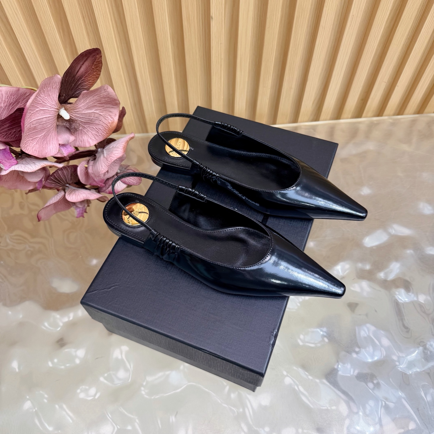 NO:786901,2026 spring and summer new YSL Saint Laurent / Yves Saint Laurent ysl slippers, super super invincible and popular slippers. The hardware buckles of each layout in our home need to be molded and customized at 1:1!  The effect is very comfortable, the foot feels great, and whether you pair it with jeans, a small suit, or a skirt, it can be matched with natural leather upper, sheep leather lining, genuine leather outsole, heel height 7.5cm/flat bottom, size 35-42 (40-42 customization is non-returnable and non-exchangeable), sandals, saint laurent, saint laurent, saint  laurent,sandals,slippers,skirts,jeans,cowhide,sheepskin,Leather soles198609092026春夏新款 YSL Saint Laurent / 圣罗兰ysl拖鞋 超级超级无敌火爆的一个款拖鞋 这款我们家每个版面的五金扣都要开模1:1定制！效果非常舒服,脚感很棒,而且无论你搭配牛仔裤,小西服,裙子,都能搭配自然 鞋面牛皮 内里绵羊皮 鞋底真皮大底 跟高7.5cm/平底 尺码35-42（40-42定制不退不换),凉鞋,saint laurent,saint laurent,saint laurent,sandals,slippers,skirts,jeans,cowhide,sheepskin,Leather soles,Women's Shoes