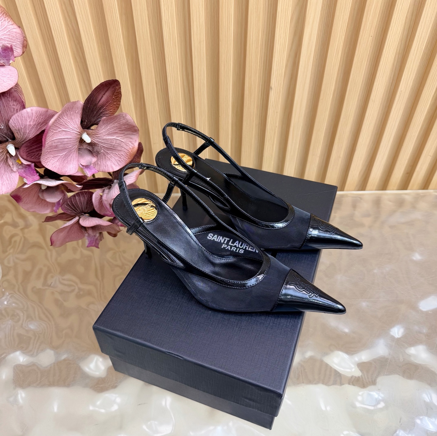 NO:781893,2026 spring and summer new YSL Saint Laurent / Yves Saint Laurent ysl slippers, super super invincible and popular slippers —————————————— This hardware buckle of each layout in our house must be molded and customized at 1:1!  The effect is very comfortable, the foot feels great, and whether you pair it with jeans, a small suit, or a skirt, it can be matched naturally. The upper is mesh with open beads. The lining is sheepskin. The sole is genuine leather. Heel height is 7.5cm. Sizes 35-42 (40-42 customization is non-returnable and non-exchangeable). High-heeled sandals, saint laurent, saint laurent, saint laurent, sandals, high  heels,slippers,skirts,jeans,sheepskin,Leather soles198609092026春夏新款 YSL Saint Laurent / 圣罗兰ysl拖鞋 超级超级无敌火爆的一个款拖鞋 —————————————— 这款我们家每个版面的五金扣都要开模1:1定制！效果非常舒服,脚感很棒,而且无论你搭配牛仔裤,小西服,裙子,都能搭配自然 鞋面网纱开边珠 内里绵羊皮 鞋底真皮大底 跟高7.5cm 尺码35-42（40-42定制不退不换),高跟鞋凉鞋,saint laurent,saint laurent,saint laurent,sandals,high heels,slippers,skirts,jeans,sheepskin,Leather soles,Women's Shoes