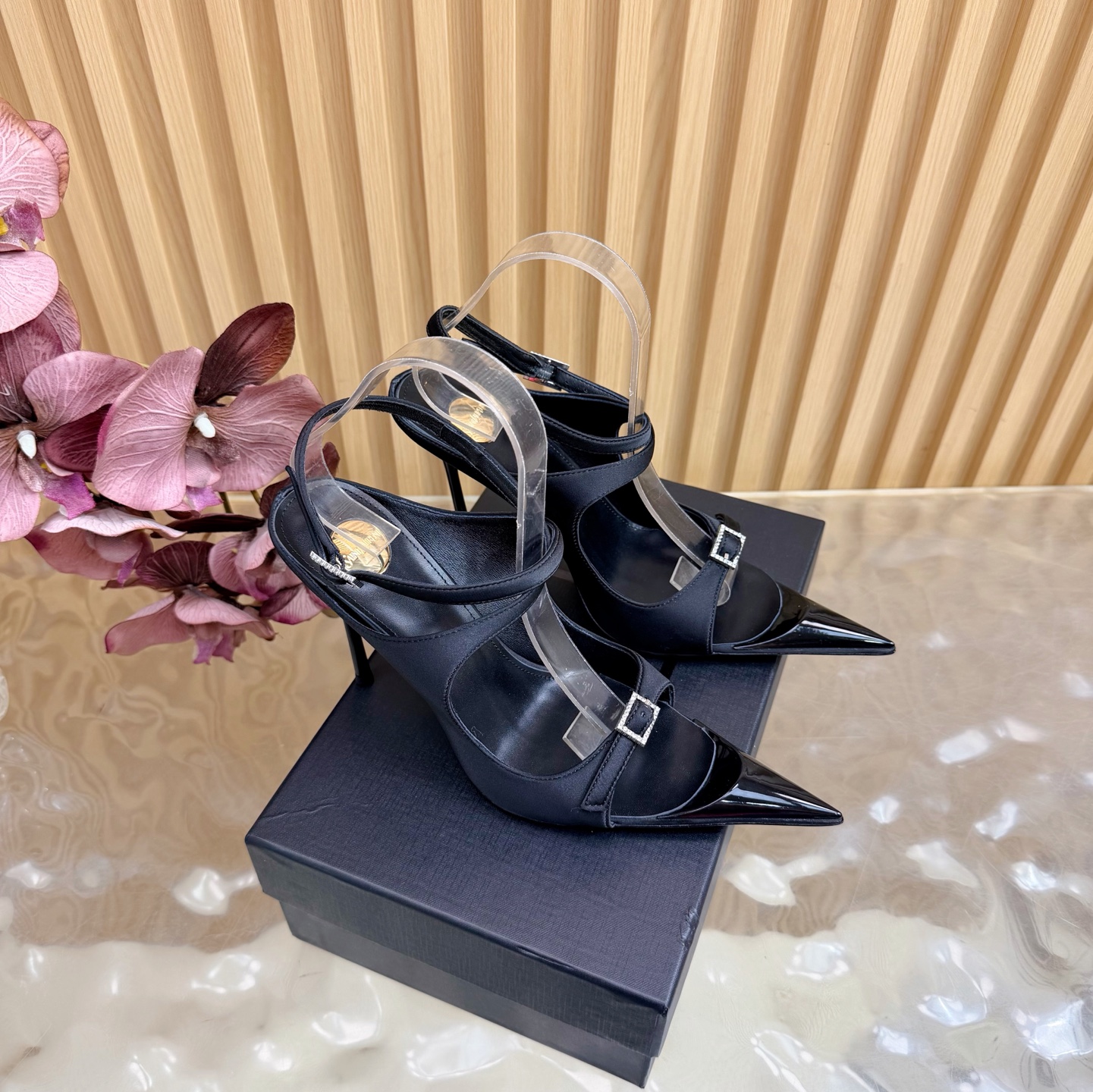 NO:786882,2026 spring and summer new YSL Saint Laurent / Yves Saint Laurent ysl slippers, super super invincible and popular slippers. The hardware buckles of each layout in our home need to be molded and customized at 1:1!  The effect is very comfortable, the foot feels great, and whether you pair it with jeans, a small suit, or a skirt, it can be matched naturally. The upper is mesh with open beads. The lining is sheepskin. The sole is genuine leather. Heel height is 7.5cm. Sizes 35-42 (40-42 customization is non-returnable and non-exchangeable). High-heeled sandals, saint laurent, saint laurent, saint laurent, sandals, high  heels,slippers,skirts,jeans,sheepskin,Leather soles198609092026春夏新款 YSL Saint Laurent / 圣罗兰ysl拖鞋 超级超级无敌火爆的一个款拖鞋 这款我们家每个版面的五金扣都要开模1:1定制！效果非常舒服,脚感很棒,而且无论你搭配牛仔裤,小西服,裙子,都能搭配自然 鞋面网纱开边珠 内里绵羊皮 鞋底真皮大底 跟高7.5cm 尺码35-42（40-42定制不退不换),高跟鞋凉鞋,saint laurent,saint laurent,saint laurent,sandals,high heels,slippers,skirts,jeans,sheepskin,Leather soles,Women's Shoes