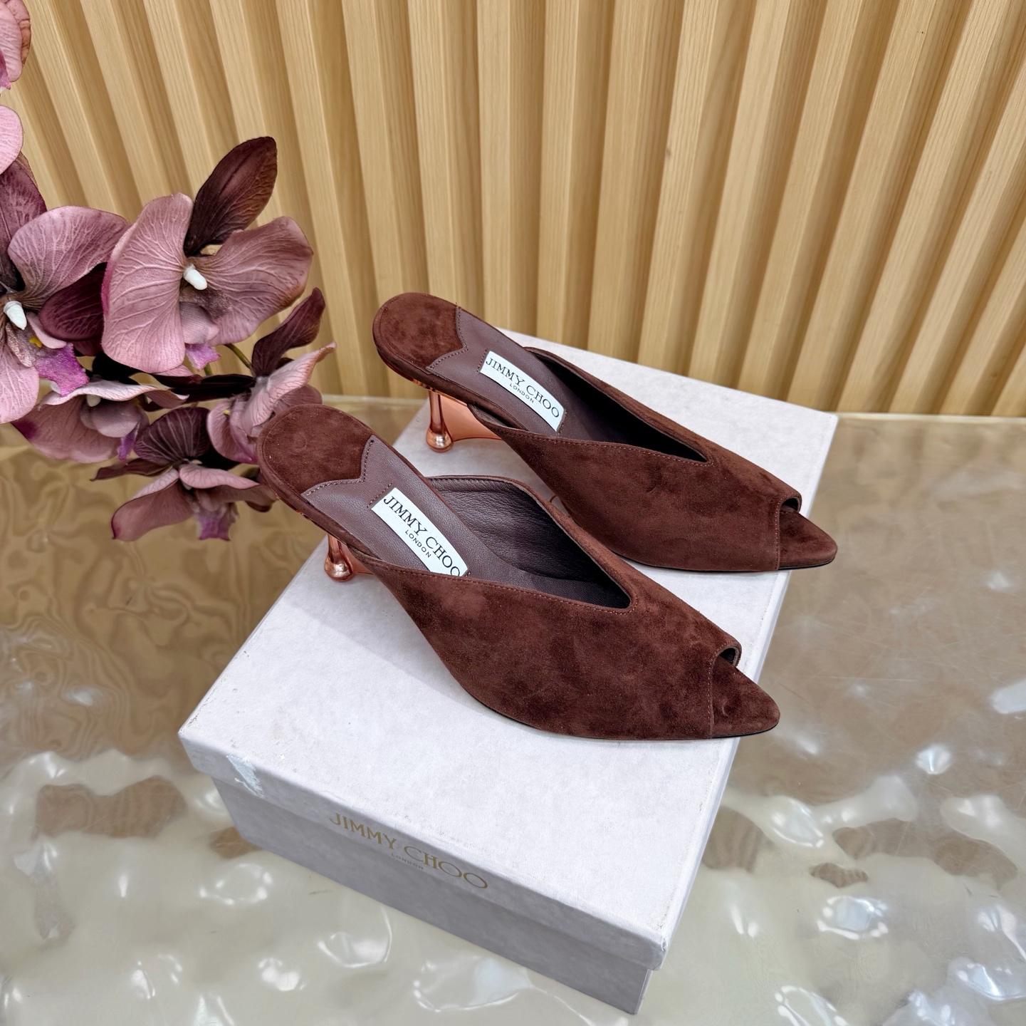 NO:780952,The new 2026 spring and summer Jimmychoo style and details are very particular!  Hot diamonds are not just decoration, they are the core highlight~ —————————————— The most interesting thing about this series is the sense of contrast and little surprises!  Soft pastel colors can also look bold, and their appearance is very contagious. Sandra Choi moved the oversized paper peonies into Milan, surrounded by greenery and flowers, as if walking into a surreal wonderland. What surprised me most about Jimmy Choo this season was the 'reconstruction of lace'. The metal toe splicing is no longer just a symbol of femininity, but has been deconstructed and spliced, turning it into a leader in footwear. Fabric: Imported Yangjing Lining Imported custom-made lambskin outsole  Imported Italian raw color cowhide base size 35 to 39 (40 41 42 43 customized) Heel height: 8cm, half drag, jimmy choo, cowhide, sheepskin, sheep198609092026春夏新款Jimmychoo 版型和细节超讲究！烫钻不只是装饰,是核心亮点～ —————————————— 这个系列最有意思的就是反差感和小惊喜！ 柔和的粉彩色也能显得很大胆,颜值很有感染力.SandraChoi把超大纸艺牡丹搬进米兰,四周绿意与花卉簇拥,仿佛走进一个超现实的仙境  这一季JimmyChoo最让我惊喜的是“蕾丝的再造”.金属鞋头拼接,它不再只是柔美的象征,而是被解构、拼接,化作鞋履上的佼佼者 面料: 进口羊京 内里 进口意制小羊皮  大底 进口意大利原色牛皮底码数 35一39（40 41 42 43定制) 跟高: 8cm,半拖,jimmy choo,cowhide,sheepskin,sheep,Women's Shoes