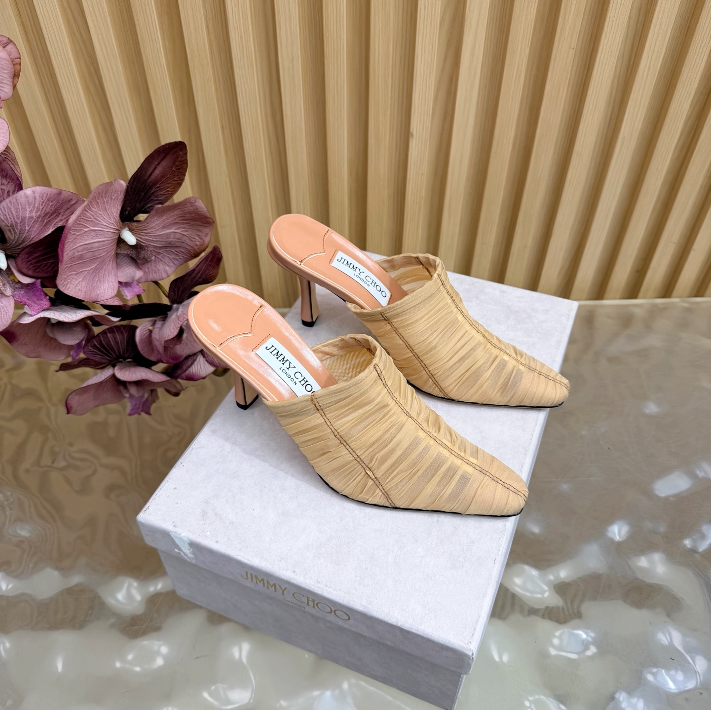 NO:786919,The new 2026 spring and summer Jimmychoo style and details are very particular!  Hot diamonds are not just decoration, they are the core highlight ~ The most interesting thing about this series is the contrast and little surprises!  Soft pastels can also look bold, and their appearance is very contagious. Sandra Choi moved the oversized paper peonies into Milan, surrounded by greenery and flowers, as if walking into a surreal wonderland. What surprised me most about Jimmy Choo this season was the 'reconstruction of lace'. The metal toe splicing is no longer just a symbol of femininity, but has been deconstructed and spliced, turning it into a leader in footwear. Fabric: Imported mesh Lining Imported custom-made lambskin outsole  Imported Italian raw color cowhide base size 35 to 39 (40 41 42 43 customized) Heel height: 8.5cm, high heels, jimmy choo, high heels, cowhide, sheepskin198609092026春夏新款Jimmychoo 版型和细节超讲究！烫钻不只是装饰,是核心亮点～ 这个系列最有意思的就是反差感和小惊喜！ 柔和的粉彩色也能显得很大胆,颜值很有感染力.SandraChoi把超大纸艺牡丹搬进米兰,四周绿意与花卉簇拥,仿佛走进一个超现实的仙境  这一季JimmyChoo最让我惊喜的是“蕾丝的再造”.金属鞋头拼接,它不再只是柔美的象征,而是被解构、拼接,化作鞋履上的佼佼者 面料: 进口网纱 内里 进口意制小羊皮  大底 进口意大利原色牛皮底码数 35一39（40 41 42 43定制) 跟高:8.5cm,高跟鞋,jimmy choo,high heels,cowhide,sheepskin,Women's Shoes