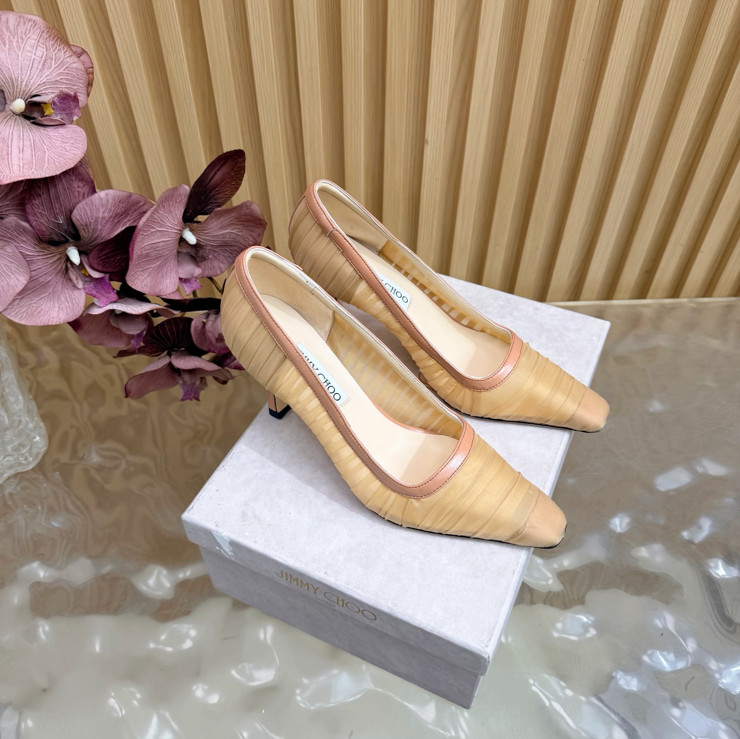 NO:786924,The new 2026 spring and summer Jimmychoo style and details are very particular!  Hot diamonds are not just decoration, they are the core highlight ~ The most interesting thing about this series is the contrast and little surprises!  Soft pastels can also look bold, and their appearance is very contagious. Sandra Choi moved the oversized paper peonies into Milan, surrounded by greenery and flowers, as if walking into a surreal wonderland. What surprised me most about Jimmy Choo this season was the 'reconstruction of lace'. The metal toe splicing is no longer just a symbol of femininity, but has been deconstructed and spliced, turning it into a leader in footwear. Fabric: Imported mesh Lining Imported custom-made lambskin outsole  Imported Italian raw color cowhide base size 35 to 39 (40 41 42 43 customized) Heel height: 8.5cm, high heels, jimmy choo, high heels, cowhide, sheepskin198609092026春夏新款Jimmychoo 版型和细节超讲究！烫钻不只是装饰,是核心亮点～  这个系列最有意思的就是反差感和小惊喜！ 柔和的粉彩色也能显得很大胆,颜值很有感染力.SandraChoi把超大纸艺牡丹搬进米兰,四周绿意与花卉簇拥,仿佛走进一个超现实的仙境  这一季JimmyChoo最让我惊喜的是“蕾丝的再造”.金属鞋头拼接,它不再只是柔美的象征,而是被解构、拼接,化作鞋履上的佼佼者 面料: 进口网纱 内里 进口意制小羊皮  大底 进口意大利原色牛皮底码数 35一39（40 41 42 43定制) 跟高:8.5cm,高跟鞋,jimmy choo,high heels,cowhide,sheepskin,Women's Shoes