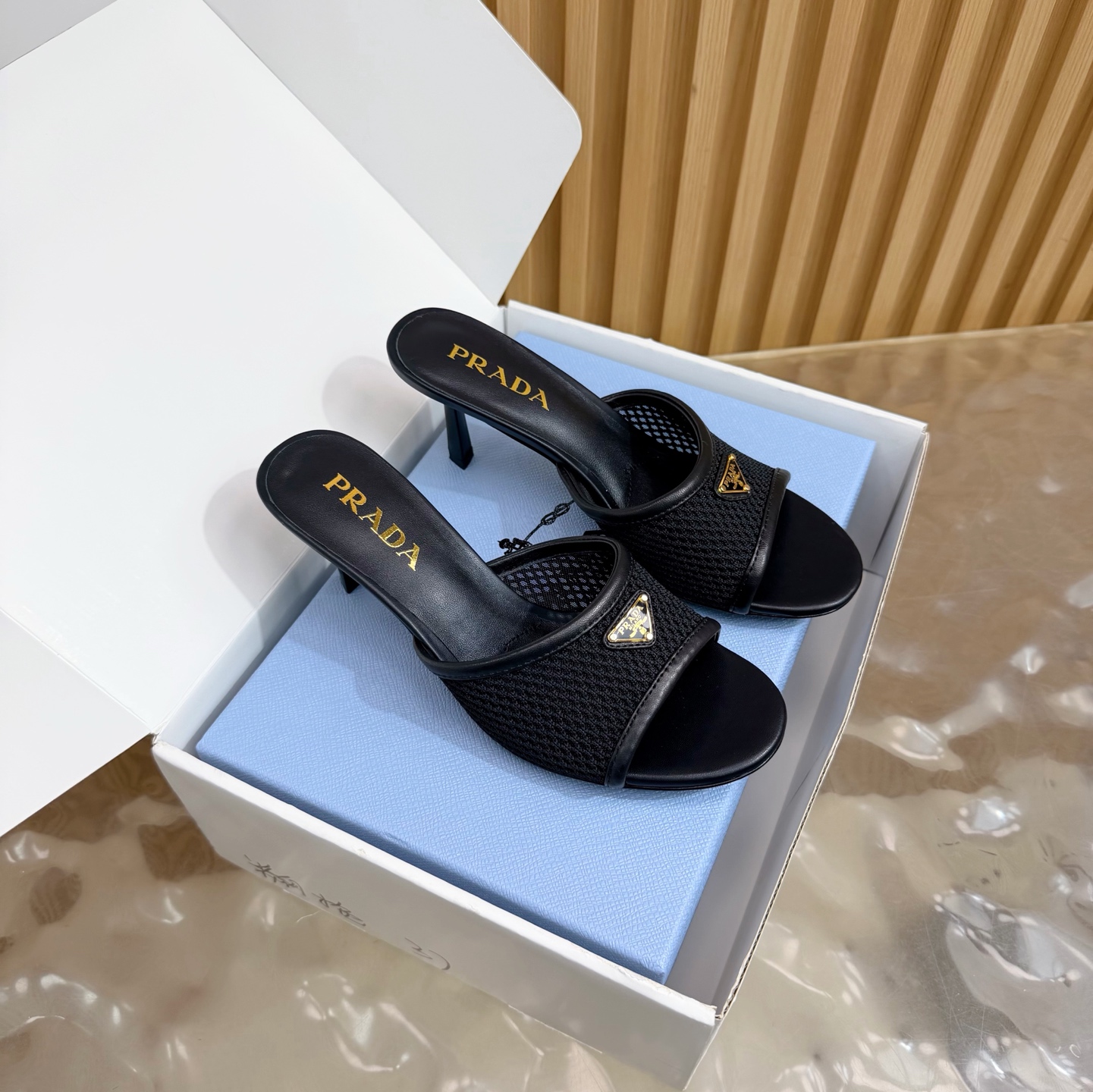 NO:780938,2026 Early Autumn New Prada Prada catwalk style pointed-toe hollow high-heeled shoes, retro old money style shoes/sandals —————————— (with airplane case) top version, full of future technology sense, minimalist beauty that has been missing in the fashion industry for a long time, fashionable and exquisite, giving a high-end feel for daily wear  The pointed-toe design is very fashionable and aggressive, highlighting the personality; the shoe body has unique dividing lines, adding design details, which is different from ordinary pointed-toe shoes, and has the iconic avant-garde style of the Prada brand. It is made of high-quality leather material, with high-grade texture and distressed texture, showing a retro and modern texture. The craftsmanship is fine, reflecting the high-end quality of the brand. The stiletto heel design enhances the wearer's aura while maintaining good stability, suitable for daily commuting or special occasions. Upper mesh  Sheepskin lining, Italian genuine leather outsole, size 35-39 (40.41 custom-made, non-refundable), high heels and slippers, prada, prada, sandals, high heels, slippers, sheepskin, Leather soles198609092026早秋新款 Prada 普拉达走秀款尖头镂空高跟鞋 复古老钱风单鞋/凉鞋 —————————（配飞机盒）顶级版本 未来科技感满满 时尚界久违的极简之美 时髦又精致 日常穿出高级感 采用尖头设计,极具时尚感与攻击性,彰显个性；鞋身有独特的分割线条,增添设计细节,区别于普通尖头鞋,带有Prada品牌标志性的前卫风格. 选用优质皮革材质,质感高级,且有做旧效果的纹理,呈现出复古又摩登的质感,工艺精细,体现品牌高端品质.细高跟设计,提升穿着者气场,同时保持了较好的稳定性,适合日常通勤或特殊场合穿着. 鞋面网面 内里垫脚羊皮 鞋底意大利真皮大底 码数35-39（40.41定做不退换）,高跟鞋拖鞋,prada,prada,sandals,high heels,slippers,sheepskin,Leather soles,Women's Shoes