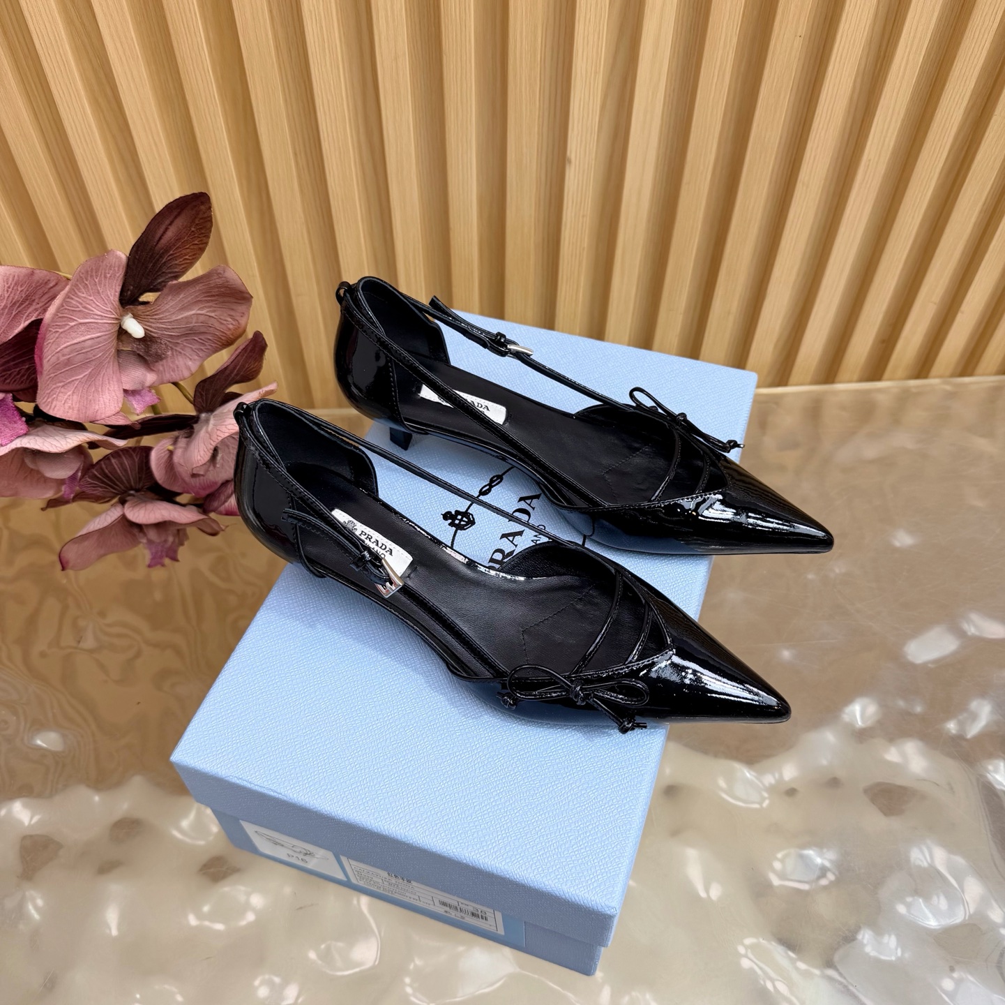 NO:780932,2026 Early Autumn New Prada Prada catwalk model pointed toe hollow high heels Retro old money style shoes/sandals ————————————The top version is full of future technology sense The minimalist beauty that has been missing for a long time in the fashion industry is fashionable and exquisite. It has a sense of high-end for daily wear. It adopts a pointed toe design, which is very fashionable and aggressive, highlighting personality; the shoe body has unique dividing lines, adding design details, which is different from ordinary pointed toe shoes, and has the iconic avant-garde style of the Prada brand.  Made of high-quality leather material, the texture is high-end and has a distressed effect, showing a retro and modern texture. The craftsmanship is fine and reflects the high-end quality of the brand. The stiletto heel design enhances the wearer's aura while maintaining good stability and is suitable for daily commuting or special occasions. Upper cowhide/patent leather, lining sheepskin, sole Italian genuine leather outsole, heel height 4.5cm  Size 35-39 (40.41 customized, non-refundable), sandals, prada, prada, sandals, high heels, cowhide, sheepskin, Leather soles198609092026早秋新款 Prada 普拉达走秀款尖头镂空高跟鞋 复古老钱风单鞋/凉鞋 ————————————顶级版本 未来科技感满满 时尚界久违的极简之美 时髦又精致 日常穿出高级感 采用尖头设计,极具时尚感与攻击性,彰显个性；鞋身有独特的分割线条,增添设计细节,区别于普通尖头鞋,带有Prada品牌标志性的前卫风格. 选用优质皮革材质,质感高级,且有做旧效果的纹理,呈现出复古又摩登的质感,工艺精细,体现品牌高端品质.细高跟设计,提升穿着者气场,同时保持了较好的稳定性,适合日常通勤或特殊场合穿着. 鞋面牛皮/漆皮 内里垫脚羊皮 鞋底意大利真皮大底 跟高4.5cm 码数35-39（40.41定做不退换）,凉鞋,prada,prada,sandals,high heels,cowhide,sheepskin,Leather soles,Women's Shoes