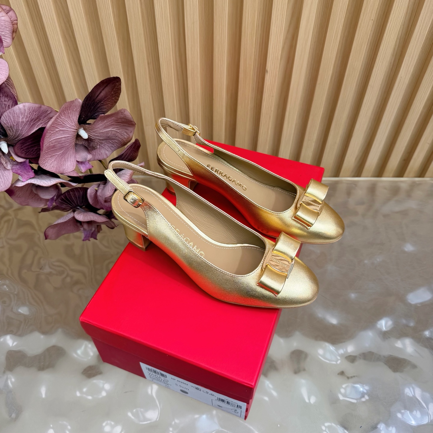 NO:780925,Top quality Ferragamo counter 2026 early spring series new products ———————— The shoe shape has smooth lines and a great fit. It is comfortable on the feet. Increases height. Looks slimmer. Elongates the leg lines. The fabric is imported patent leather. With high-definition hardware buckles. Lambskin lining. Italian high-density leather outsole. Heel height 5.5cm.  Size35-42 (40, 41, 42 can be customized), sandals, ferragamo, sandals, sheepskin, Leather soles19860909顶级品质 菲拉格慕专柜2026早春系列新品 —————————— 鞋型线条流畅 版型超赞 上脚舒适.增高.显瘦.拉长腿部线条 面料进口漆皮 配高定五金扣 小羊皮内里 意大利高密度真皮大底  跟高5.5cm Size35-42（40、41、42可定制）,凉鞋,ferragamo,sandals,sheepskin,Leather soles,Women's Shoes