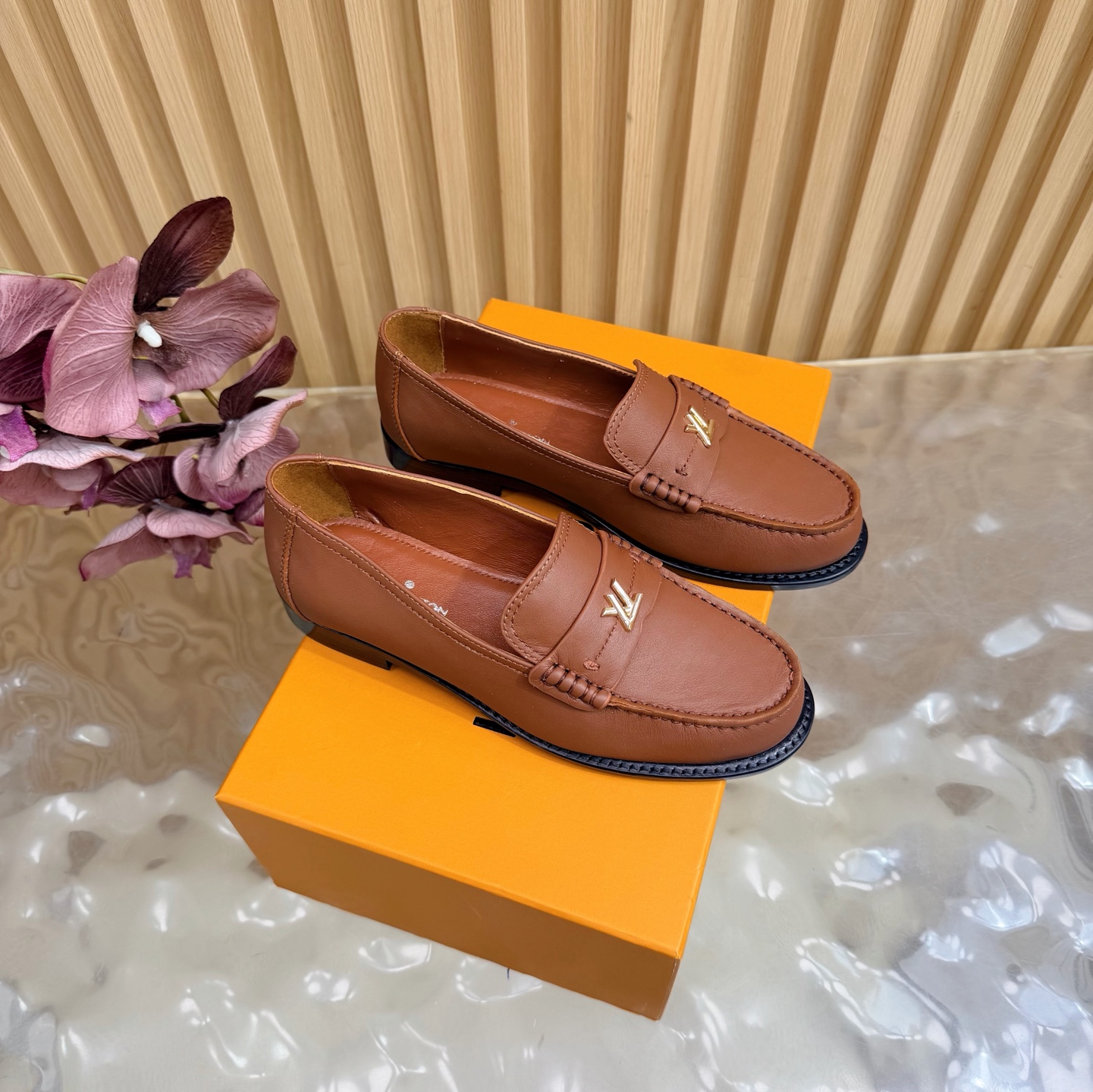 NO:780918,LV | Louis Vuitton 26 2026 early spring new products. The top version counter features the latest loafers. Hard goods are new. —————————— Original cowhide upper. Imported goatskin lining. Outsole. Genuine leather sole. High flat heel. Shoe size: 35-41 (40 and 41 customizations are not returnable), loafers, louis vuitton, louis  vuitton,loafers,cowhide,sheepskin19860909LV | 路易威登 26 2026早春新品 顶级版本专柜主打最新款 乐福鞋皮鞋 硬货上新 ———————————— 鞋面原版牛皮 内里进口山羊皮里 大底真皮底 跟高平底 鞋码: 35-41（40、41定制不退换）,乐福鞋,louis vuitton,louis vuitton,loafers,cowhide,sheepskin,Women's Shoes