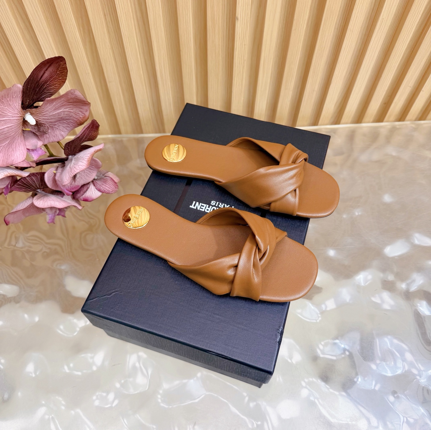 NO:781851,2026 spring and summer new YSL Saint Laurent/Yves Saint Laurent ysl slippers, super super invincible and popular slippers ———————————— The hardware buckles of each layout in our home must be molded and customized at 1:1!  The effect is very comfortable, the foot feels great, and whether you pair it with jeans, a small suit, or a skirt, it can be matched with natural sheepskin upper, sheepskin lining, genuine leather outsole, size 35-42 (40-42 customization is non-returnable and non-exchangeable), slippers, saint laurent, saint laurent, saint laurent, slippers, skirts, jeans, sheepskin, Leather soles198609092026春夏新款 YSL Saint Laurent / 圣罗兰ysl拖鞋 超级超级无敌火爆的一个款拖鞋 ———————————— 这款我们家每个版面的五金扣都要开模1:1定制！效果非常舒服,脚感很棒,而且无论你搭配牛仔裤,小西服,裙子,都能搭配自然 鞋面羊皮 内里绵羊皮 鞋底真皮大底 尺码35-42（40-42定制不退不换),拖鞋,saint laurent,saint laurent,saint laurent,slippers,skirts,jeans,sheepskin,Leather soles,Women's Shoes