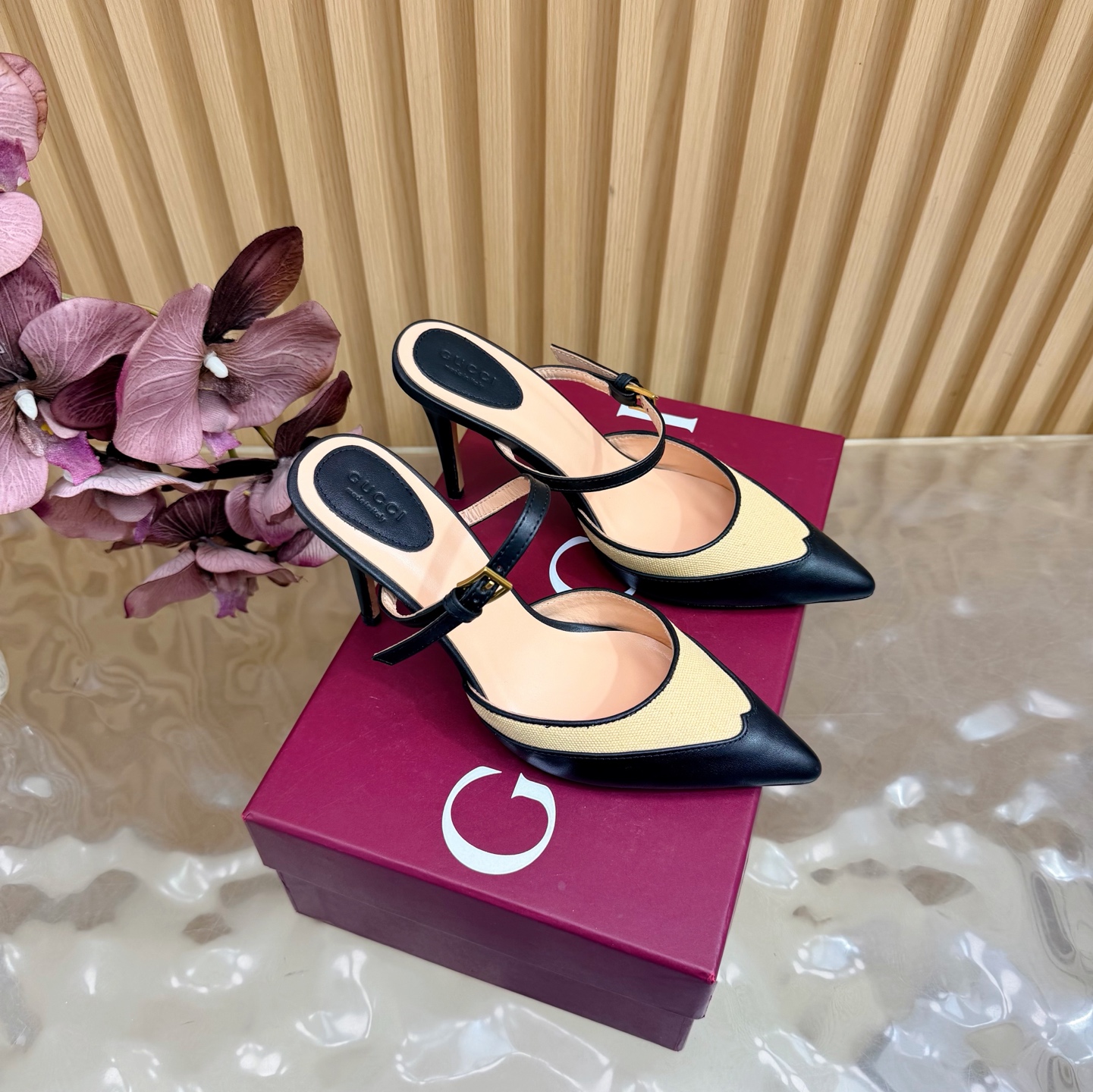 NO:780906,2026 Spring and Summer Gucci's latest Mule high-heeled sandals —————————————— This women's thong sandals are paired with classic big D new horsebit details and gold-toned accessories, highlighting the brand heritage and showing a unique charm. Made of exquisite sheepskin, the design is elegant yet casual, making it a refreshing and ideal item for warm season styles. Upper imported cowhide cloth lining/foot-padded lambskin. Genuine leather sole. Heel height 9.5cm.  Matching sizes 35-42 (41/40/42/customized, non-refundable), half-drag high heels, gucci, sandals, high heels, cowhide, sheepskin198609092026 春夏季Gucci最新款穆勒高跟 凉鞋 ————————————— 这款女士夹趾凉鞋搭配饰经典大D新马衔扣细节金色调配件,彰显品牌传承,尽显别样魅力.采用精致羊皮打造,设计优雅而不失随性,是暖季造型的清爽理想单品 鞋面进口牛皮布面 内里/垫脚小羊皮 鞋底真皮底 跟高9.5cm 配码35-42（41/40/42/定做不退换）,半拖高跟鞋,gucci,sandals,high heels,cowhide,sheepskin,Women's Shoes