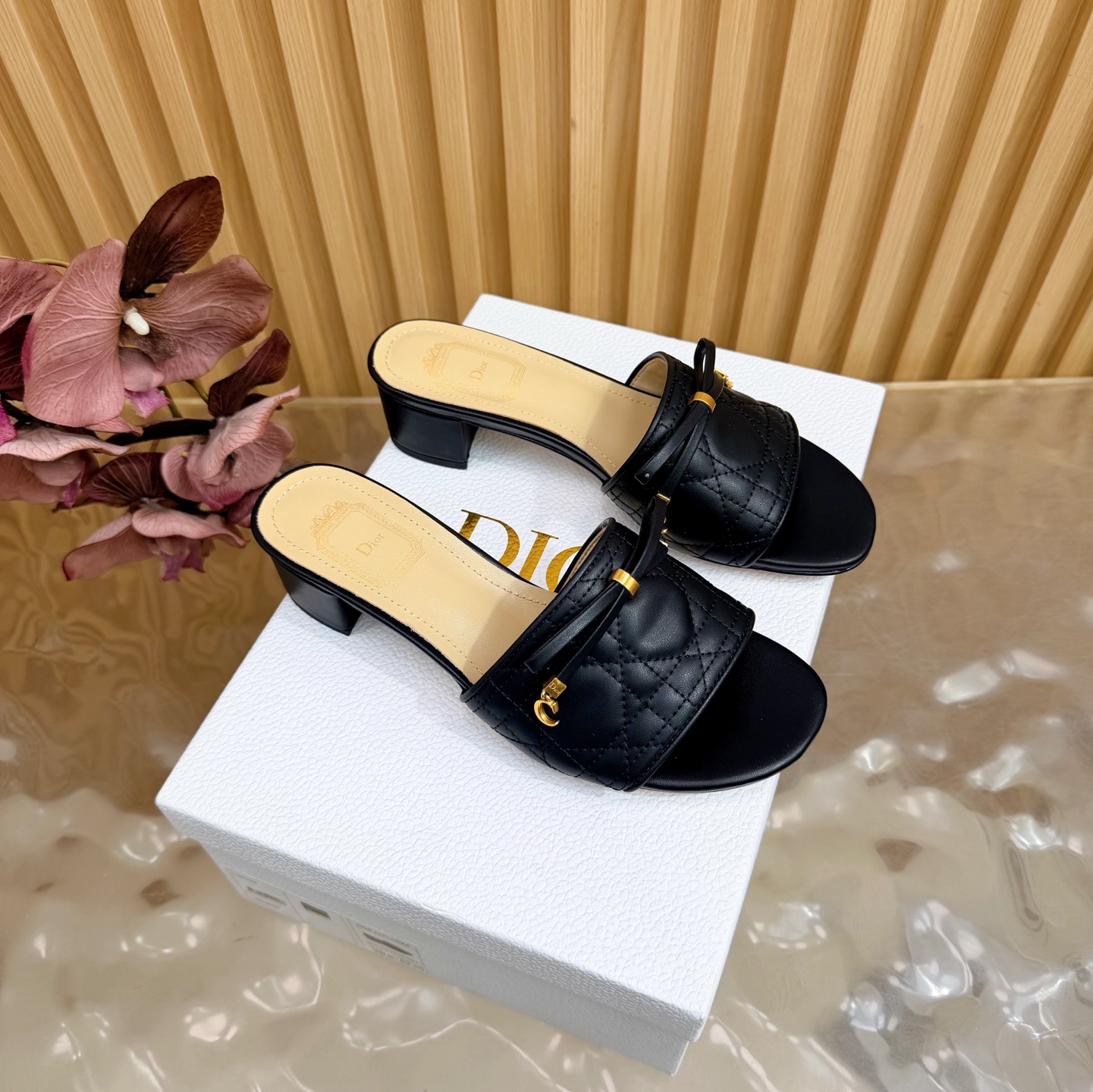 NO:781279,So pretty DIOR2026/ Spring and summer new summer style cannage pattern electric embroidered bow tassel slippers, a must-have for summer!  !  !  !  !  ——————————Continue the timeless classics of D family!  This shoe is low-key yet gorgeous, sexy yet not ostentatious. The shape of the shoe is a delicate style that everyone loves. It is very slim. The entire curvature of the side perfectly shows the curve of the foot. It has a mature feminine flavor and a lively girlish feel. It looks great on the foot. It is worth recommending. Go material. Original upper material. Mixed sheepskin lining. Outsole imported from Italy. Cow leather outsole. High flat heel/3.5cm. Size 35-39 (40/41/42).  Customization is not returnable), slippers, dior, dior, slippers, cowhide, sheepskin19860909太好看了 DIOR2026/ 春夏新品夏日风情 藤格纹电绣蝴蝶结流苏拖鞋 夏天必备！！！！！ ———————————— 延续D家永恒经典！这款鞋低调不失华丽 性感又不显张扬 鞋型是大家都爱的秀气款 非常非常显瘦 侧面整个弧度将脚部曲线完美展现 既有成熟女人味 又不乏一丝活泼少女感, 上脚也太好看了,值得推荐 Go 材质 鞋面原版材质 内里混种羊皮 大底意大利进口牛皮大底 跟高平底/3.5cm 码数35-39（40/41/42 定制不退换）,拖鞋,dior,dior,slippers,cowhide,sheepskin,Women's Shoes