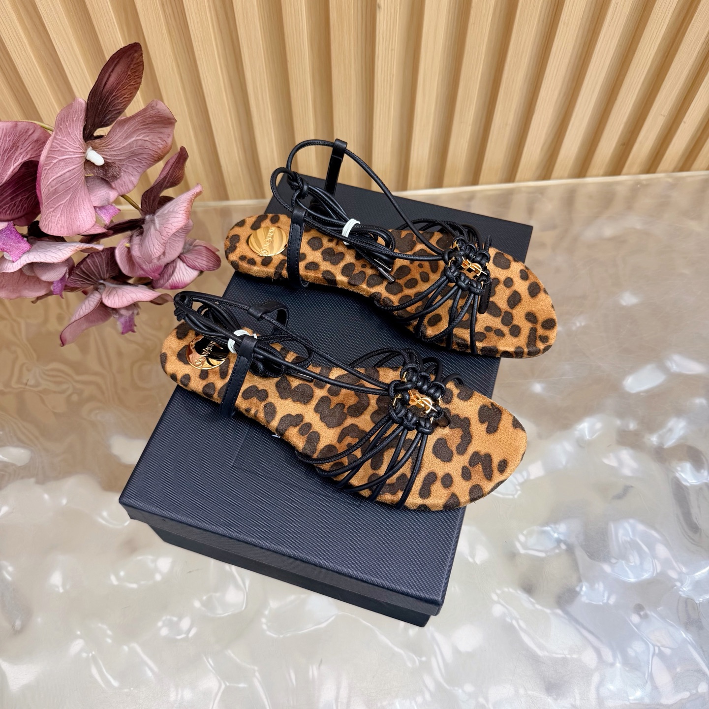 NO:781847,2026 spring and summer new YSL Saint Laurent / Yves Saint Laurent ysl slippers, super super invincible and popular slippers —————————————— This hardware buckle of each layout in our house must be molded and customized at 1:1!  The effect is very comfortable, the foot feels great, and it can match naturally whether you pair it with jeans, a small suit, or a skirt. Original upper material, silk lining, genuine leather outsole, high flat heel, size 35-42 (40-42 customization is non-returnable and non-exchangeable), split-toe shoes, saint laurent, saint laurent, saint laurent, slippers, skirts, jeans, real silk, Leather soles198609092026春夏新款 YSL Saint Laurent / 圣罗兰ysl拖鞋 超级超级无敌火爆的一个款拖鞋 —————————————— 这款我们家每个版面的五金扣都要开模1:1定制！效果非常舒服,脚感很棒,而且无论你搭配牛仔裤,小西服,裙子,都能搭配自然 鞋面原版材质 内里真丝 鞋底真皮大底 跟高平底 尺码35-42（40-42定制不退不换),分趾鞋,saint laurent,saint laurent,saint laurent,slippers,skirts,jeans,real silk,Leather soles,Women's Shoes