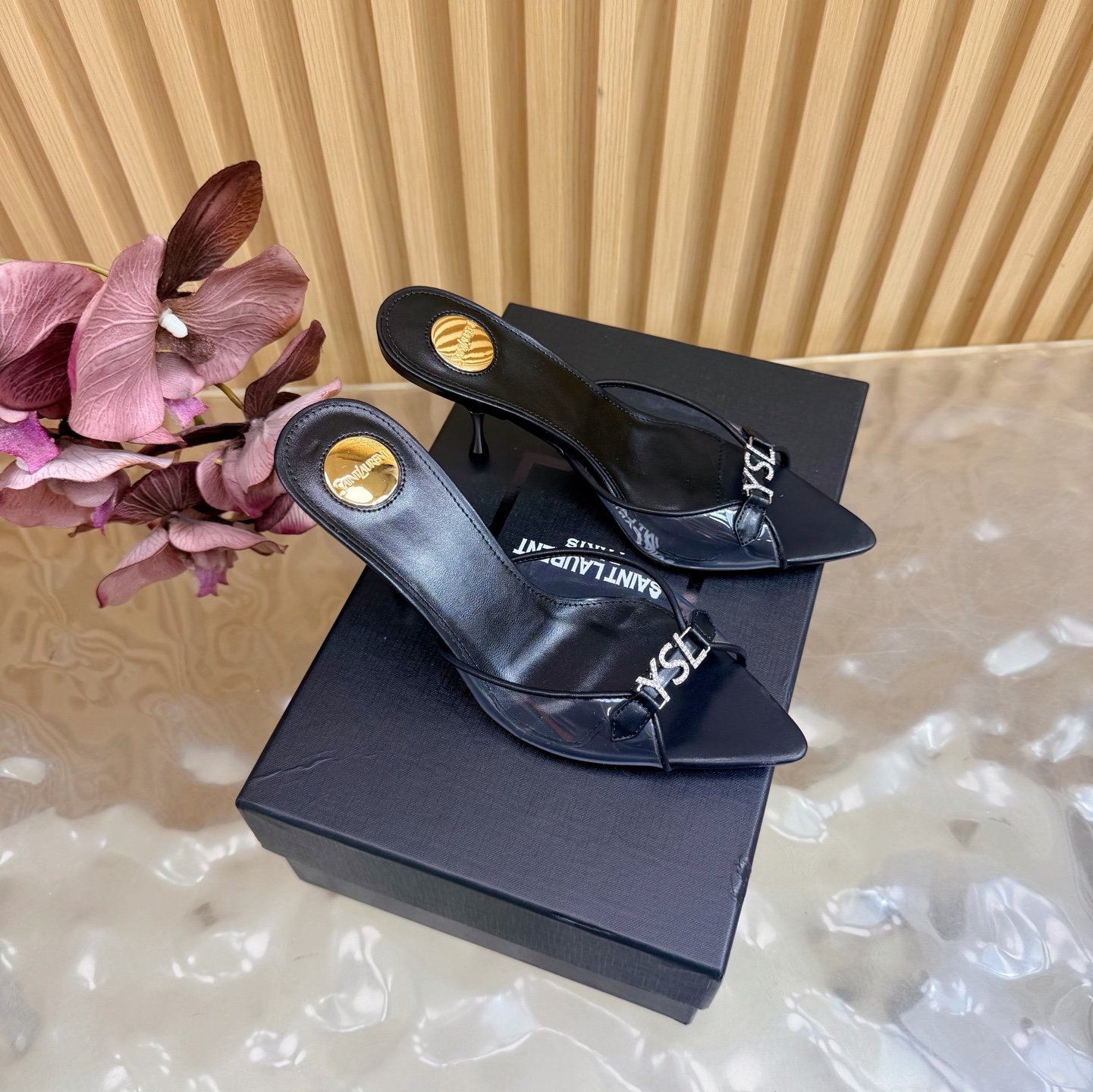 NO:786888,2026 spring and summer new YSL Saint Laurent / Yves Saint Laurent ysl slippers, super super invincible and popular slippers. The hardware buckles of each layout in our home need to be molded and customized at 1:1!  The effect is very comfortable, the foot feels great, and it can be matched naturally whether you pair it with jeans, a small suit, or a skirt. Silk upper/patent leather Silk lining Genuine leather outsole Heel height 8cm Size 35-42 (40-42 customization is non-returnable and non-exchangeable), high heels and slippers, saint laurent, saint laurent, saint laurent, high heels, slippers, skirts, jeans, real silk, Leather soles198609092026春夏新款 YSL Saint Laurent / 圣罗兰ysl拖鞋 超级超级无敌火爆的一个款拖鞋 这款我们家每个版面的五金扣都要开模1:1定制！效果非常舒服,脚感很棒,而且无论你搭配牛仔裤,小西服,裙子,都能搭配自然 鞋面真丝/漆皮 内里真丝 鞋底真皮大底 跟高8cm 尺码35-42（40-42定制不退不换),高跟鞋拖鞋,saint laurent,saint laurent,saint laurent,high heels,slippers,skirts,jeans,real silk,Leather soles,Women's Shoes