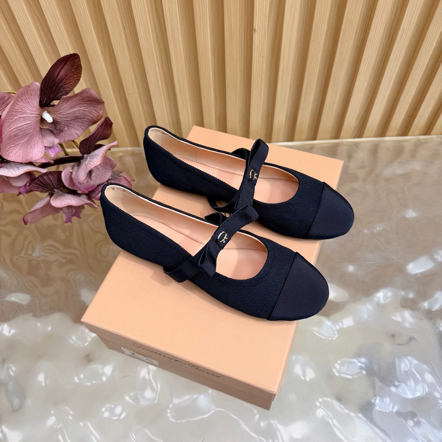 NO:781273,Gianvito Rossi 2026新款玛丽珍单鞋 ———————————— 它的出现就像夜空中最璀璨的星辰 经典的款式,永恒的魅力,电绣的图案更是为其增添了梦幻的色彩 每一步都踏出自信与优雅,仿佛在诉说着时尚的不朽传奇.拥有它,便是拥有了整个时尚的每一天. _____________________________ * 鞋面编织/羊京 * 垫脚 羊皮 * 鞋底 Original outsole * High heel, flat bottom * Size: 35-41 (40 41 42 customized, non-refundable), single shoes, mary jane, sheepskin, sheep19860909Gianvito Rossi 2026新款玛丽珍单鞋 ———————————— 它的出现就像夜空中最璀璨的星辰 经典的款式,永恒的魅力,电绣的图案更是为其增添了梦幻的色彩 每一步都踏出自信与优雅,仿佛在诉说着时尚的不朽传奇.拥有它,便是拥有了整个时尚的每一天. _____________________________ * 鞋面编织/羊京 * 垫脚 羊皮 * 鞋底 原版大底 * 跟高 平底 * 码数:35－41（40 41 42 定做不退换）,单鞋,mary jane,sheepskin,sheep,Women's Shoes