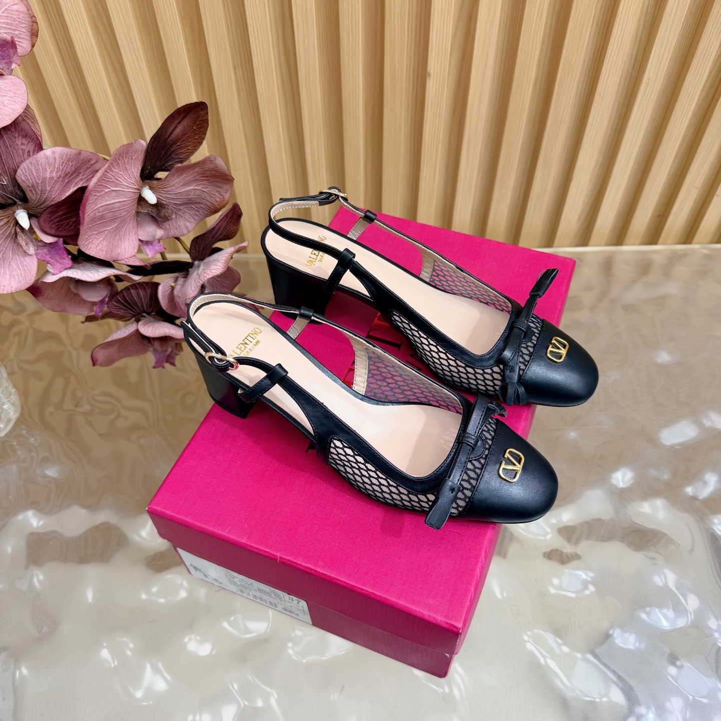 NO:781266,Valentino 2026 spring and summer new minimalist style mesh thick heel sandals —————————— Valentino classic series upgrade. The smooth line design is very suitable for the current female aesthetic. Sexy, sweet and easy to control. The unique V buckle embellishment on the ankle brings out a full sense of luxury. The new season will live up to expectations!  Worth buying ★Imported silk, absolutely high-grade original production method, absolutely sensual and elegant style, creating a different feeling, simple and elegant style!  Size 35-41 (customized for 40, 41, 42) Fabric cowhide Sheepskin lining Heel height 6cm, sandals, valentino, sandals, cowhide, sheepskin, real silk19860909华伦天奴2026 春夏新款极简风 网纱粗跟凉鞋 ———————————— 华伦天奴经典系列升级 流畅的线条设计非常适合当下女性审美 性感甜美轻松驾驭 独特V扣点缀脚踝衬托出满满的高级感,新一季不负期待！ 值得入手★进口真丝绝对的上档次原版做法 绝对感性优雅风格 创造不一样的感觉简约气质款式！ 码数35-41（40、41、42定做） 面料牛皮 内里内里羊皮 跟高6cm,凉鞋,valentino,sandals,cowhide,sheepskin,real silk,Women's Shoes