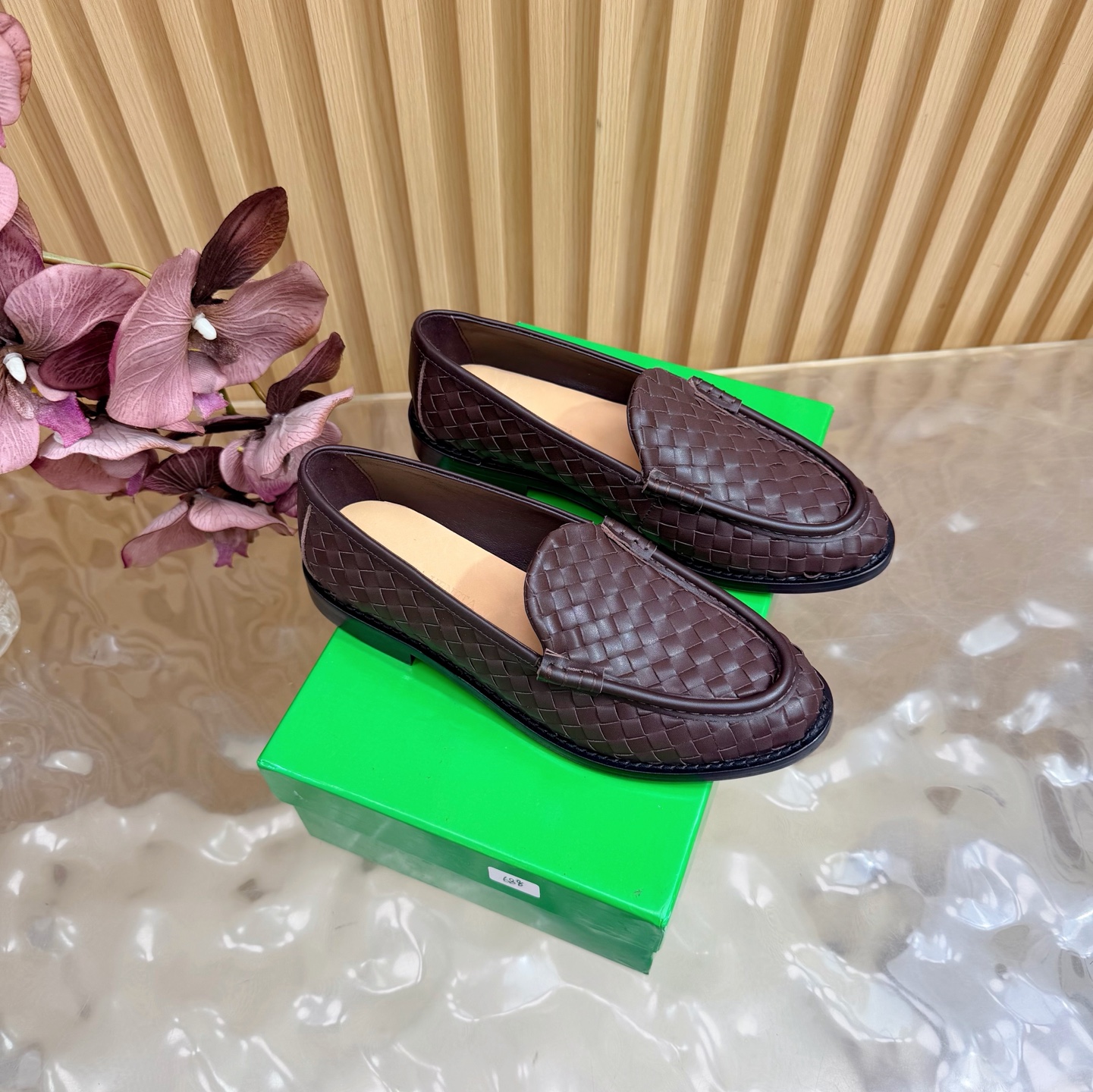 NO:787034,Purchasing agent Bottega Veneta 2026 flat woven loafers Bottega Veneta woven loafers, classic Intrecciato leather craftsmanship, soft and textured. Gold horsebit embellishment, retro and exquisite. The thick-soled design quietly increases the height, comfortable and easy to wear. They are OK for commuting or daily matching with suit pants and jeans, and can easily create a high-end look!  They are super convenient to wear for both commuting and leisure. The leather lining is breathable and comfortable, so you won’t feel tired even if you wear them for a long time. The black color is versatile and can be worn with jeans, dresses, and suits, so you can easily switch styles. The soles are light, so you don’t tire your feet when walking. They are a practical and fashionable item to wear!  Size 35-39 (40.41.42 custom-made, non-refundable), loafers, bottega veneta, bottega veneta, loafers, skirts, jeans, business suit19860909代购级 Bottega Veneta葆蝶家2026 平底 编织 乐福鞋 Bottega Veneta编织乐福鞋,经典Intrecciato皮革工艺,手感柔软有质感.金色马衔扣点缀,复古又精致 厚底设计悄悄增高,舒适好穿,通勤或日常搭配西装裤、牛仔裤都很OK,轻松打造高级感穿搭！ 一脚蹬超方便,通勤休闲都能轻松驾驭.内里真皮,透气又舒适,长时间穿也不累.黑色百搭,牛仔裤、连衣裙、西装都能搭,轻松切换风格.鞋底轻便,走路不累脚,是实用又时髦的穿搭神器！ Size 35-39（40.41.42订做不退换）,乐福鞋,bottega veneta,bottega veneta,loafers,skirts,jeans,business suit,Women's Shoes