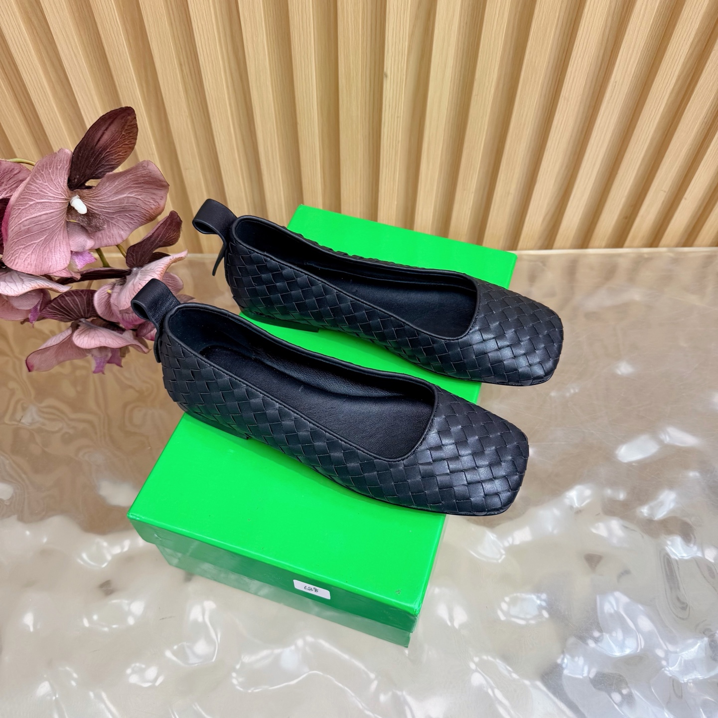 NO:787056,Purchasing agent Bottega Venet* early spring new woven square-toe shoes BV woven square-toe shoes, a must-have for your elegant sister’s shoe cabinet!  The classic weaving craftsmanship has a high-end feel, the square toe design is retro and slimming, the soft sole and soft surface are very comfortable for the feet, and the feet will not be tired after long-term wear. It is an ecstasy for commuting parties. Multiple colors are available in milk white/burgundy/dark brown/black/bright gold, suitable for all outfits. It is suitable for work and casual and fashionable for daily wear. One pair can handle commuting, dating, and daily life, and you can close your eyes without stepping on thunder!  Special material for the upper, hand-woven, sheepskin lining, genuine leather outsole, size 35-39 (40.41.42 customized, non-returnable), single shoes, bottega veneta, bottega veneta, sheepskin, Leather soles19860909代购级 Bottega Venet*早春新款编织方头单鞋 BV编织方头单鞋,气质姐姐的鞋柜刚需！经典编织工艺自带高级感,方头设计复古又显脚瘦,软底软面上脚巨舒服,久穿不累脚,通勤党狂喜,多色可选奶白/酒红/深棕/黑色/亮金,适配所有穿搭. 上班穿得体大方,日常穿随性时髦,一双搞定通勤、约会、日常,闭眼入不踩雷！ 鞋面特殊材质手工编织 内里羊皮 大底真皮大底 size35-39码（40.41.42定制不退换）,单鞋,bottega veneta,bottega veneta,sheepskin,Leather soles,Women's Shoes