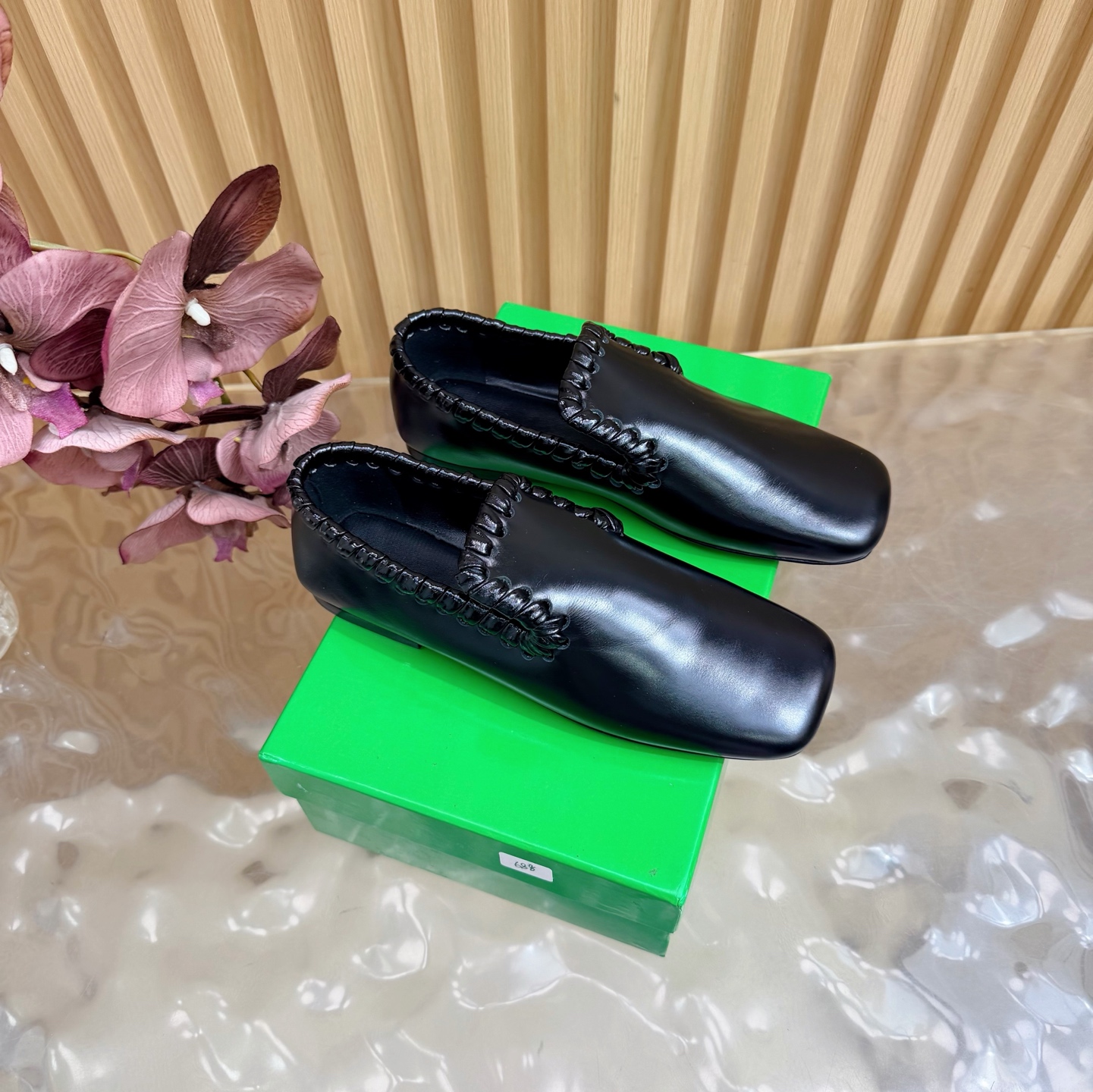 NO:787030,Purchasing agent Bottega Venet* early spring new square-toe shoes BV woven square-toe shoes, a must-have for your elegant sister’s shoe cabinet!  The classic weaving craftsmanship has a high-end feel, the square toe design is retro and slimming, the soft sole and soft surface are very comfortable for the feet, and the feet will not be tired after long-term wear. It is an ecstasy for commuting parties. Multiple colors are available in milk white/burgundy/dark brown/black/bright gold, suitable for all outfits. It is suitable for work and casual and fashionable for daily wear. One pair can handle commuting, dating, and daily life, and you can close your eyes without stepping on thunder!  Oil waxed leather upper, sheepskin lining, leather outsole, size 35-39 (40.41.42 customized, non-returnable), single shoes, bottega veneta, bottega veneta, sheepskin, Leather soles19860909代购级 Bottega Venet*早春新款方头单鞋 BV编织方头单鞋,气质姐姐的鞋柜刚需！经典编织工艺自带高级感,方头设计复古又显脚瘦,软底软面上脚巨舒服,久穿不累脚,通勤党狂喜,多色可选奶白/酒红/深棕/黑色/亮金,适配所有穿搭. 上班穿得体大方,日常穿随性时髦,一双搞定通勤、约会、日常,闭眼入不踩雷！ 鞋面油蜡皮 内里羊皮 大底真皮大底 size35-39码（40.41.42定制不退换）,单鞋,bottega veneta,bottega veneta,sheepskin,Leather soles,Women's Shoes