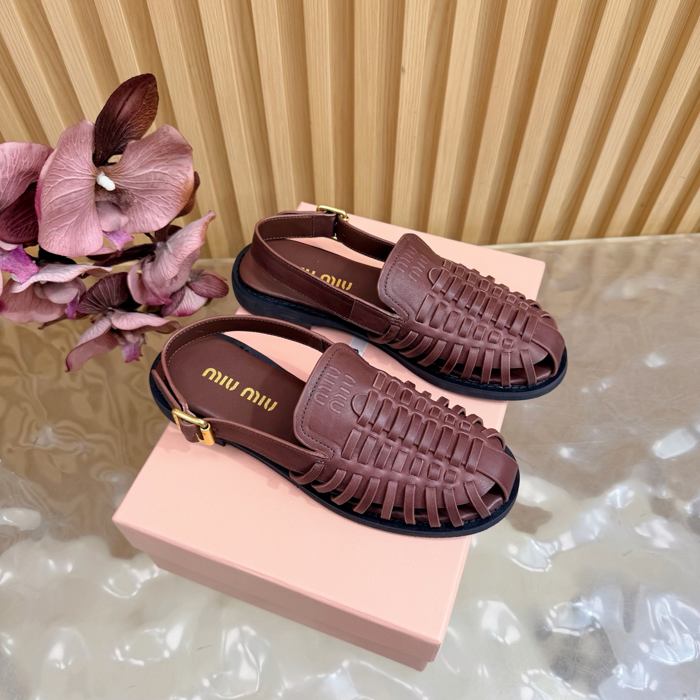 NO:787053,Miu Miu new bow girl Roman woven sandals series new miumiu —————————— ★★★★★ The latest catwalk style of Paris Fashion Week, a new series of open-hanging that coexists comfort and fashion, pointed and round toe designs match different style requirements. Original custom-made cowhide for the upper. Lining: original custom-made sheepskin lining, cowhide foot pads. Original outsole. Shoe size: 35-39 (40 and 41 customizations are not returnable)  Delivery of the latest luxury counters with complete packaging, sandals, miumiu, sandals, cowhide, sheepskin19860909缪 缪 新款蝴蝶结少女罗马编织凉鞋 系列上新miumiu ——————————— ★★★★★ 巴黎时装周最新走秀款,舒适度与时髦度并存的开挂全新系列,尖头与圆头设计搭配不同风格需求 鞋面原版定制牛皮  内里: 原版定制羊皮内里,牛皮垫脚 大底原版大底 鞋码: 35-39（40、41定制不退换） 配送豪华最新专柜全套包装,凉鞋,miumiu,sandals,cowhide,sheepskin,Women's Shoes