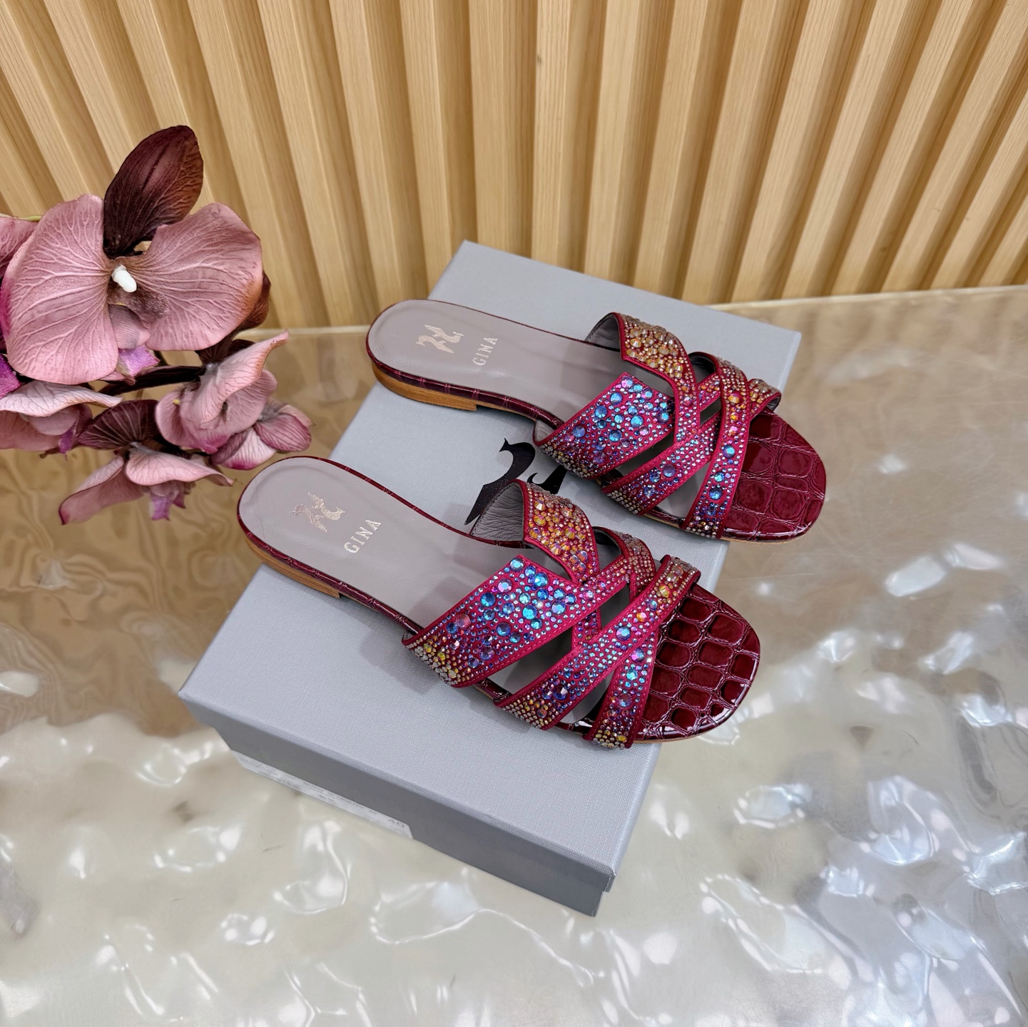NO:787050,2026/SS GINA, the high-end luxury brand used by the British royal family, the latest diamond-faced high-heeled sandals, fashionable sandals, original development and design ———————————— The highest version of handmade diamond sandals on the market, the most classic, real handmade diamonds. Even the number of stitches is the same as the original, handmade by masters!  Comfortable and not tiring for the feet. High-end customization, exclusive products, the highest version in the industry. Upper imported rhinestones + patent leather outsole Italian genuine leather outsole ~~ ━━━━GINA━━━━━ size 35-40 (41.42 custom-made, non-returnable) height flat bottom, slippers, sandals, slippers, Leather soles198609092026/SS 英国皇室御用高奢品牌 GINA 吉娜 最新款钻面高跟凉拖 时尚凉鞋,原版开发设计 ——————————— 市场最高版本纯手工钻拖 经典之最,真正的手工钻石 连针线走线数量都和原版一样, 大师级纯手工打造 ！上脚舒适不累脚 高端定制,独家产品,行业最高版本 鞋面进口水钻+漆皮 大底意大利真皮大底 ～～ ━━━━GINA━━━━━ size 35-40（41.42定做不退换） height 平底,拖鞋,sandals,slippers,Leather soles,Women's Shoes