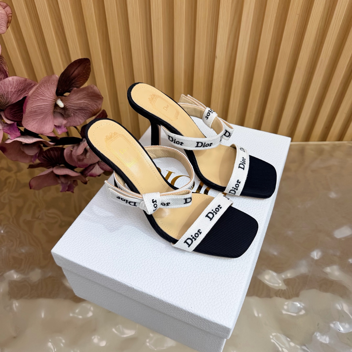 NO:786445,So pretty DIOR2026/ Spring and summer new summer style holiday style woven embroidered lace high-heeled slippers, a must-have for summer!  !  !  !  !  —————————— Continue the timeless classics of the D family!  This shoe is low-key yet gorgeous, sexy yet not ostentatious. The shape of the shoe is a delicate style that everyone loves. It is very slim. The entire curvature on the side perfectly shows the curve of the foot. It has a mature feminine flavor and a lively girly feel. It also looks great on the foot. It is worth recommending. Go material. Original upper material. Mixed sheepskin lining. Outsole imported from Italy. Cow leather outsole. Heel height 9cm. Size 35-39 (40/41/42)  Customization is not returnable), high heels and slippers, dior, dior, high heels, slippers, cowhide, sheepskin19860909太好看了 DIOR2026/ 春夏新品夏日风情 度假风编织刺绣蕾丝高跟拖鞋 夏天必备！！！！！ ——————————— 延续D家永恒经典！这款鞋低调不失华丽 性感又不显张扬 鞋型是大家都爱的秀气款 非常非常显瘦 侧面整个弧度将脚部曲线完美展现 既有成熟女人味 又不乏一丝活泼少女感, 上脚也太好看了,值得推荐 Go 材质 鞋面原版材质 内里混种羊皮 大底意大利进口牛皮大底 跟高9cm 码数35-39（40/41/42 定制不退换）,高跟鞋拖鞋,dior,dior,high heels,slippers,cowhide,sheepskin,Women's Shoes