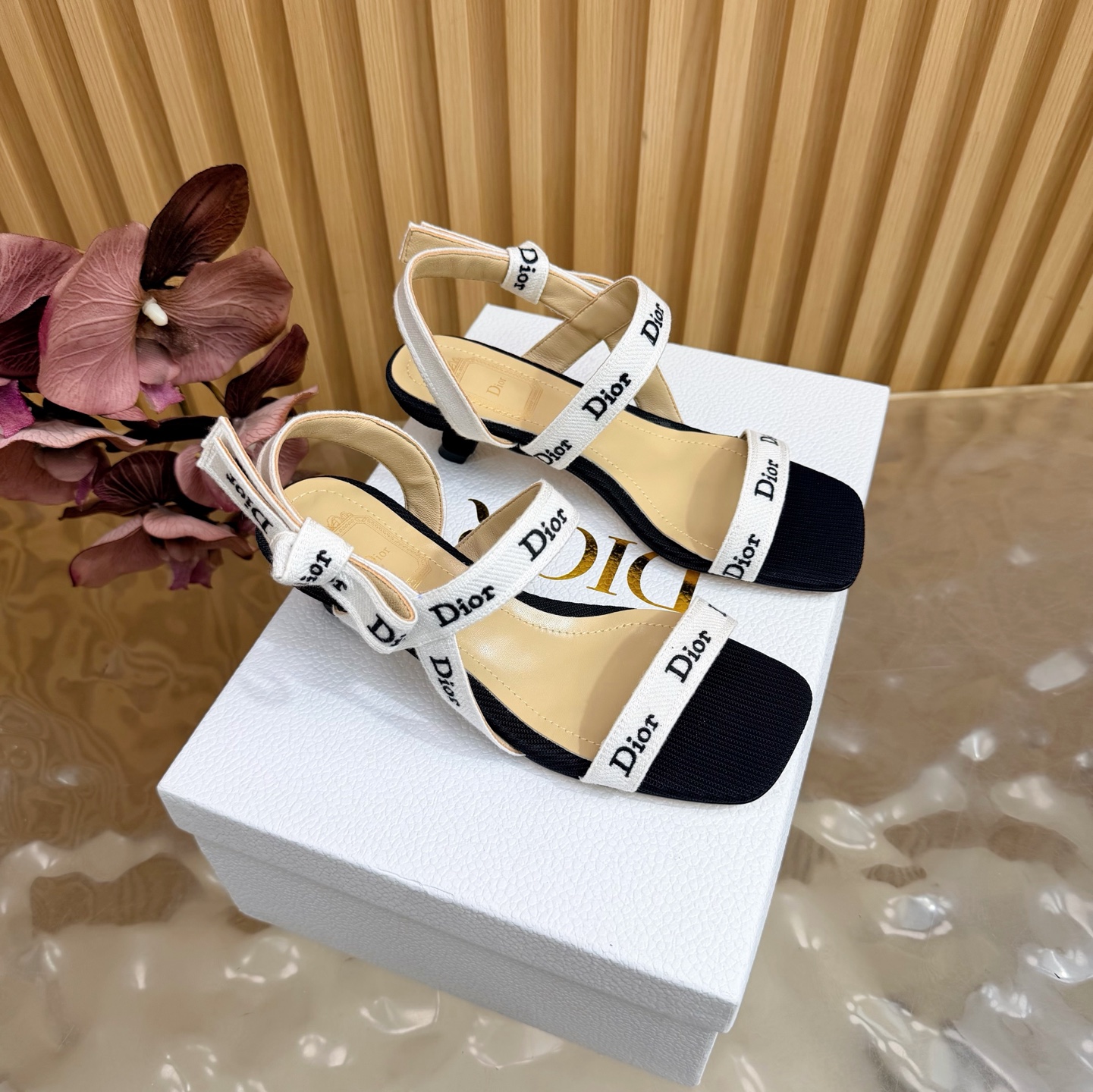 NO:786449,So pretty DIOR2026/ Spring and summer new summer style holiday style woven embroidered lace high-heeled slippers, a must-have for summer!  !  !  !  !  —————————— Continue the timeless classics of the D family!  This shoe is low-key yet gorgeous, sexy yet not ostentatious. The shape of the shoe is a delicate style that everyone loves. It is very slim. The entire curvature of the side perfectly shows the curve of the foot. It has a mature feminine flavor and a lively girlish feel. It looks great on the foot. It is worth recommending. Go material. Original upper material. Mixed sheepskin lining. Outsole imported from Italy. Cow leather outsole. Heel height 4.5cm. Size 35-39 (40/41/42)  Customization is not returnable), high heels and slippers, dior, dior, high heels, slippers, cowhide, sheepskin19860909太好看了 DIOR2026/ 春夏新品夏日风情 度假风编织刺绣蕾丝高跟拖鞋 夏天必备！！！！！ ——————————— 延续D家永恒经典！这款鞋低调不失华丽 性感又不显张扬 鞋型是大家都爱的秀气款 非常非常显瘦 侧面整个弧度将脚部曲线完美展现 既有成熟女人味 又不乏一丝活泼少女感, 上脚也太好看了,值得推荐 Go 材质 鞋面原版材质 内里混种羊皮 大底意大利进口牛皮大底 跟高4.5cm 码数35-39（40/41/42 定制不退换）,高跟鞋拖鞋,dior,dior,high heels,slippers,cowhide,sheepskin,Women's Shoes