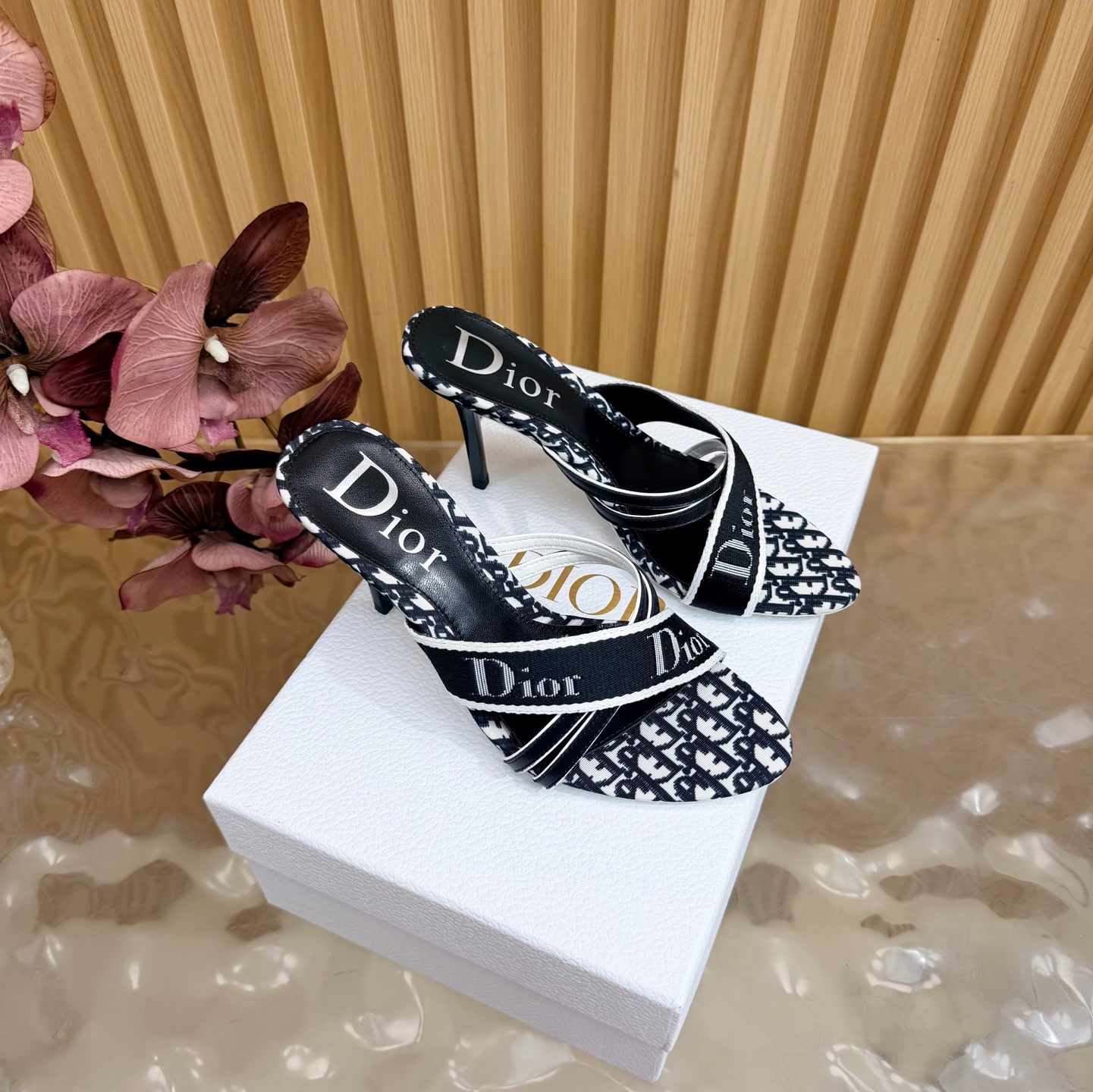 NO:786441,All girls!  The one you must keep for yourself DIOR2025/ The new spring and summer mid-vintage style is very popular among girls. This one is exactly what girls like. Half-drag high heels ————————— Continue the eternal classics of the D family!  This shoe is low-key yet gorgeous, sexy yet not ostentatious. The shape of the shoe is a delicate style that everyone loves. It is very slim. The entire curvature of the side perfectly shows the curve of the foot. It has both mature femininity and a lively girly feel. It looks so good on the foot. It is worth recommending. Go Material: Cowhide upper, mixed sheepskin lining, outsole, imported cowhide outsole from Italy, heel height 8.5cm  Size 35–42 (40/41/42 customized, non-refundable), high heels and slippers, dior, dior, high heels, slippers, cowhide, sheepskin19860909所有女生！你必须自留的一款哦 DIOR2025/ 春夏新品中古风 少女心爆棚 这款完全长在女生喜欢的点上 半拖高跟鞋 ——————————— 延续D家永恒经典！这款鞋低调不失华丽 性感又不显张扬 鞋型是大家都爱的秀气款 非常非常显瘦 侧面整个弧度将脚部曲线完美展现 既有成熟女人味 又不乏一丝活泼少女感, 上脚也太好看了,值得推荐 Go 材质 鞋面牛皮 内里混种羊皮 大底意大利进口牛皮大底 跟高8.5cm 码数35–42（40/41/42定制不退换）,高跟鞋拖鞋,dior,dior,high heels,slippers,cowhide,sheepskin,Women's Shoes