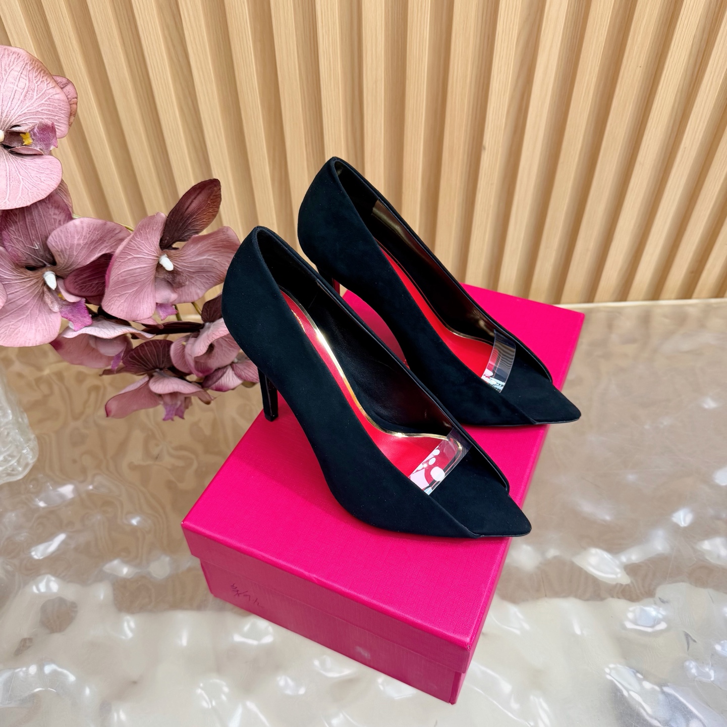 NO:786433,Popular 2026 catwalk style [Top version] Valentino high-heeled love heart empty back sandals. Beautiful texture. Very easy to match. Can be worn in any season. ———————————— Valentino’s series interprets new fashion charm. It continues the ultra-high heel design and is favored by well-known overseas bloggers. Millions of fan bloggers love it and sell well at home and abroad. It is out of stock in China. The top version has candy color matching. Every color is beautiful. The upper is sheepskin and the lining is imported sheepskin.  Genuine leather outsole, heel height 10cm, full original packaging, sizes 35 to 43 (35, 40, 41, 42, 43 non-refundable), high heels and sandals, valentino, valentino, sandals, high heels, sheepskin, sheep, Leather soles19860909爆款 2026走秀款【顶级版本】 Valentino 高跟爱心后空凉鞋 绝美的质感 非常好搭配,任何季节可穿 ———————————— 华伦天奴此系列演绎全新时尚魅力 延续超高跟设计,深得海外知名博主青睐 千万粉丝博主倾情演绎,畅销海内外 国内已经断货,顶级版本 糖果色配色,每个颜色都是绝美 鞋面羊京 内里进口羊皮 鞋底真皮大底 跟高10cm 包装全套原版包装 码数35一43码（35、40、41、42、43退不换）,高跟鞋凉鞋,valentino,valentino,sandals,high heels,sheepskin,sheep,Leather soles,Women's Shoes