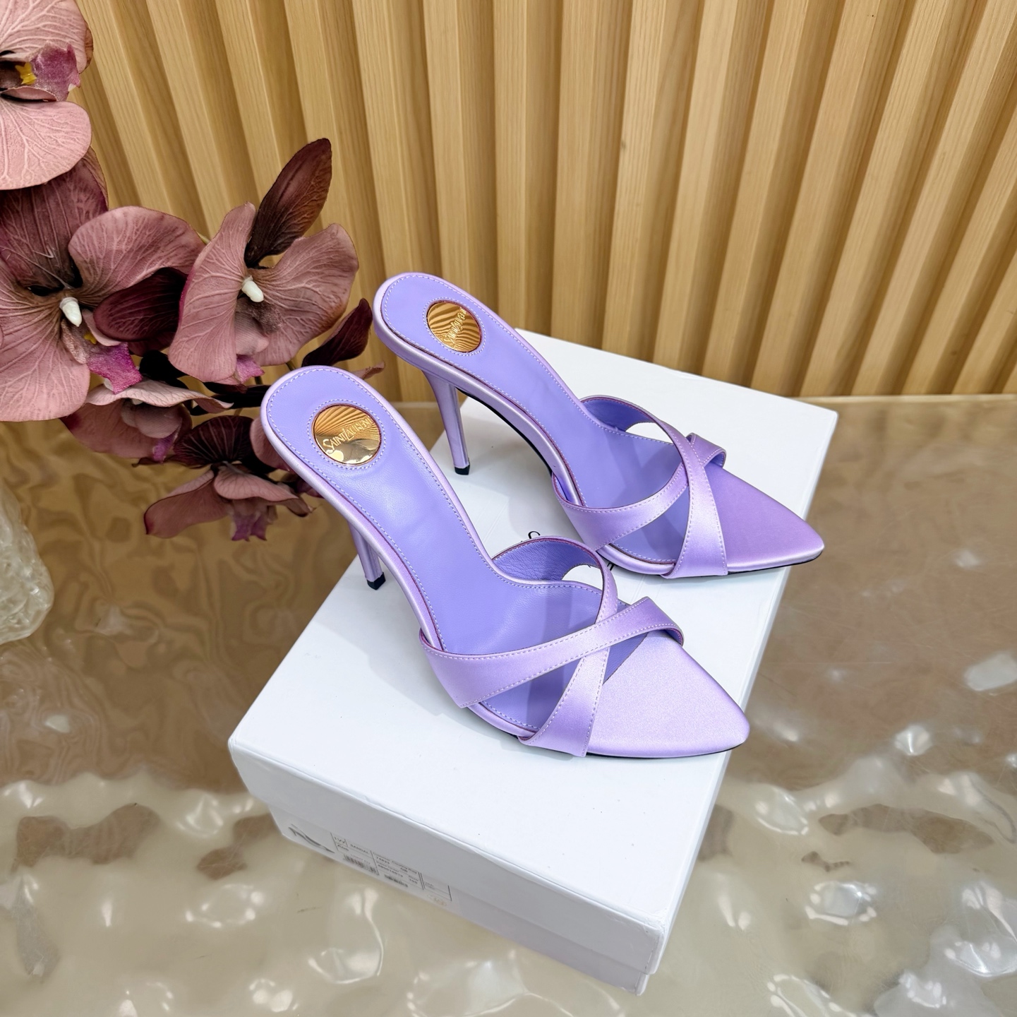 NO:786425,2026 spring and summer new YSL Saint Laurent / Yves Saint Laurent ysl slippers, super super invincible and popular slippers —————————————— This hardware buckle of each layout in our house must be molded and customized at 1:1!  The effect is very comfortable, the foot feels great, and whether you pair it with jeans, a small suit, or a skirt, it can be matched naturally. Silk/cowhide/snake grain cowhide upper  laurent,slippers,skirts,jeans,cowhide,sheepskin,real silk,Leather soles198609092026春夏新款 YSL Saint Laurent / 圣罗兰ysl拖鞋 超级超级无敌火爆的一个款拖鞋 —————————————— 这款我们家每个版面的五金扣都要开模1:1定制！效果非常舒服,脚感很棒,而且无论你搭配牛仔裤,小西服,裙子,都能搭配自然 鞋面真丝/牛皮/蛇纹牛皮 内里羊皮 鞋底真皮大底 跟高10cm 尺码35-43（40、41、42、43定制不退不换),拖鞋,saint laurent,saint laurent,saint laurent,slippers,skirts,jeans,cowhide,sheepskin,real silk,Leather soles,Women's Shoes