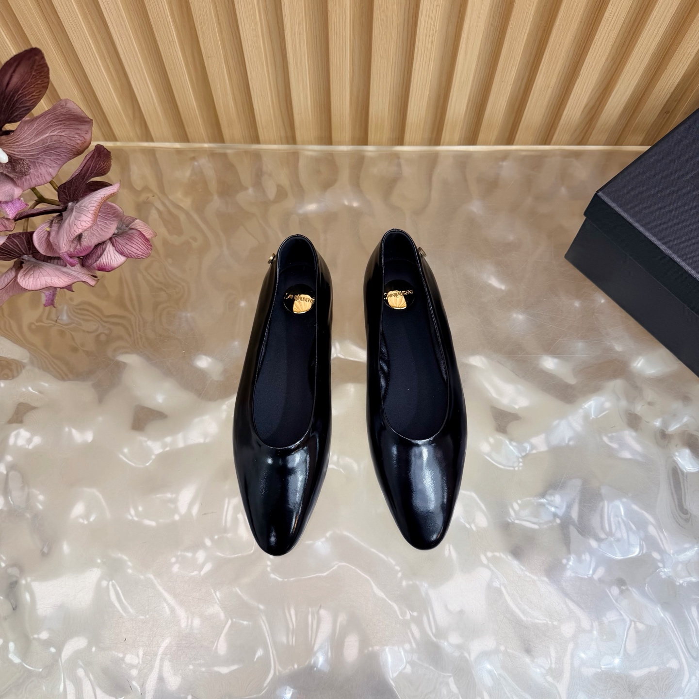 NO:786421,2026 spring and summer new YSL Saint Laurent / Yves Saint Laurent ysl slippers, super super invincible and popular single shoes —————————————— This hardware buckle of each layout in our house must be molded and customized at 1:1!  The effect is very comfortable, the foot feels great, and it can match naturally whether you pair it with jeans, a small suit, or a skirt. The upper is waxed leather/leopard print special material, the lining is sheepskin, the sole is genuine leather, and the heel is high and flat. Sizes 35-42 (40, 41, and 42 are customized and non-refundable), single shoes, saint laurent, saint laurent, saint laurent, slippers, skirts, jeans, sheepskin, Leather soles198609092026春夏新款 YSL Saint Laurent / 圣罗兰ysl拖鞋 超级超级无敌火爆的一个款单鞋 —————————————— 这款我们家每个版面的五金扣都要开模1:1定制！效果非常舒服,脚感很棒,而且无论你搭配牛仔裤,小西服,裙子,都能搭配自然 鞋面油蜡皮/豹纹特殊材料 内里羊皮 鞋底真皮大底 跟高平底 尺码35-42（40、41、42定制不退不换),单鞋,saint laurent,saint laurent,saint laurent,slippers,skirts,jeans,sheepskin,Leather soles,Women's Shoes