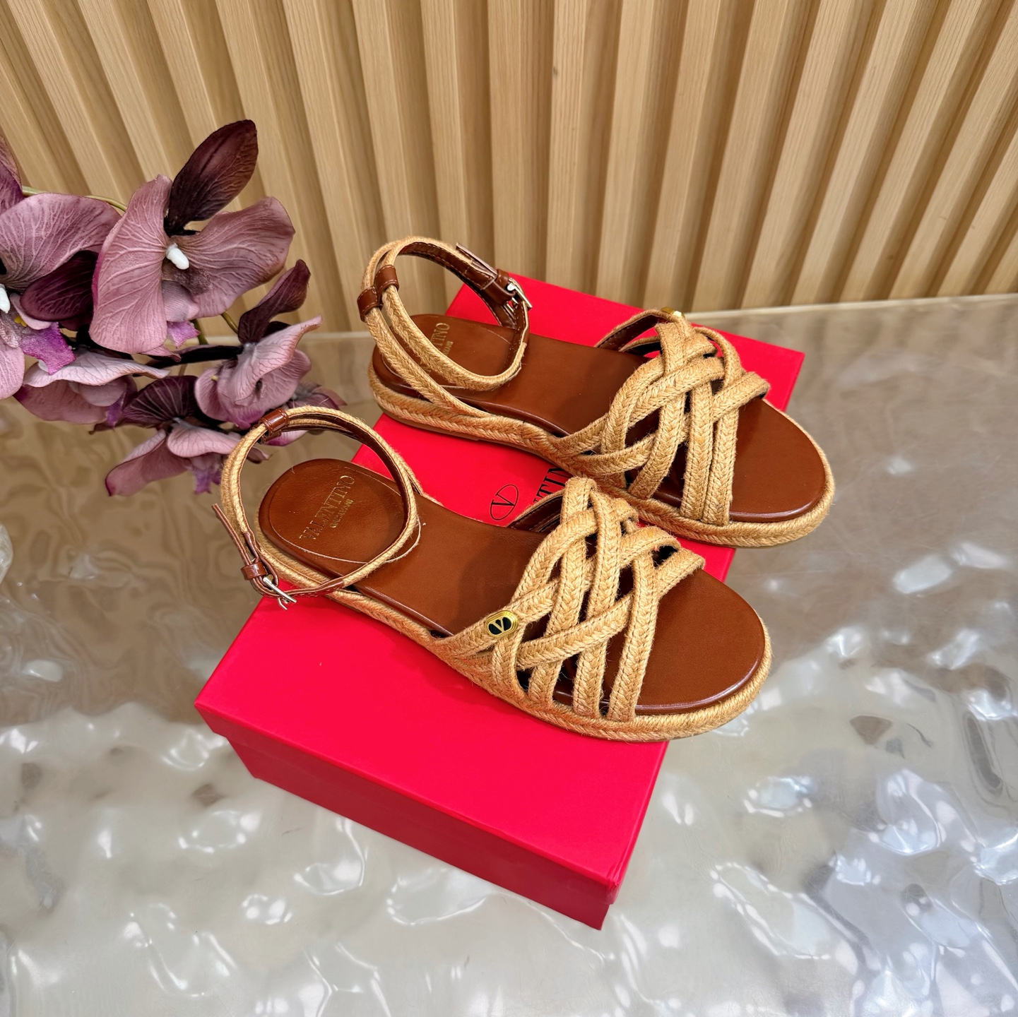 NO:786440,Valentino26ss Valentino counter new diamond V buckle hemp rope braided sandals, exclusive molded outsole —————————— Internet celebrity street photos love to match the accent items~ It’s right to follow the steps of fashionistas!  Wear it with simple or fashionable clothes. The hollow design of the upper is embellished with classic V-style rivets. It is high-end and makes the legs white. The combination of details and fabrics makes the overall look very textured ~ 1. Oil wax leather/Massachusetts woven 2. Original custom-made sheepskin lining 3. Original V-style molded anti-oxidation rivets 4. Exclusive private molding outsole  5 sizes 36-41 (35, 40, 41, customized), high heels sandals, valentino, valentino, sandals, high heels19860909Valentino26ss 华伦天奴 专柜新品钻V扣麻绳编织凉鞋 独家开模大底 ———————————— 网红街拍都爱搭配的腔调单品哦~ 跟着时尚达人的步伐来走准没错！搭配上简单或时尚款的衣服穿,鞋面镂空设计搭配v家经典铆钉点缀,高端大气又显腿白,细节和面料的搭配都让整体看起来很有质感~ 1油蜡皮/麻省编织 2原版定羊皮内里 3原版V家开模抗氧化铆钉 4独家私人开模大底 5码数36—41（35、40、41、定制）,高跟鞋凉鞋,valentino,valentino,sandals,high heels,Women's Shoes