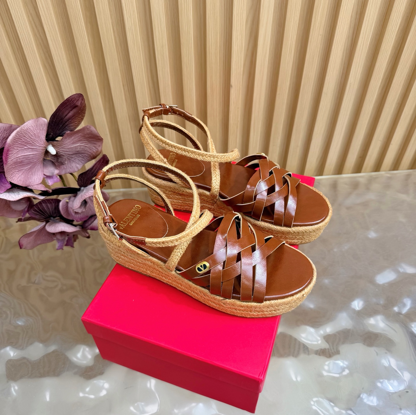 NO:786444,Valentino26ss Valentino counter new diamond V buckle hemp rope braided sandals, exclusive molded outsole ———————————— (6cm) It is a style item that Internet celebrities love to match in street photos~ It is right to follow the steps of fashionistas!  Wear it with simple or fashionable clothes. The hollow design of the upper is embellished with classic rivets of the V family. It is high-end and makes the legs white. The combination of details and fabrics makes the overall look very textured ~ 1. Oil wax leather/Massachusetts weave 2. Original custom-made sheepskin lining 3. Original V molding anti-oxidation rivets 4. Exclusive private molding outsole (heel height 6cm)  5 sizes 36-41 (35, 40, 41, customized), high heels sandals, valentino, valentino, sandals, high heels19860909Valentino26ss 华伦天奴 专柜新品钻V扣麻绳编织凉鞋 独家开模大底 ————————————（6cm） 网红街拍都爱搭配的腔调单品哦~ 跟着时尚达人的步伐来走准没错！搭配上简单或时尚款的衣服穿,鞋面镂空设计搭配v家经典铆钉点缀,高端大气又显腿白,细节和面料的搭配都让整体看起来很有质感~ 1油蜡皮/麻省编织 2原版定羊皮内里 3原版V家开模抗氧化铆钉 4独家私人开模大底（跟高6cm） 5码数36—41（35、40、41、定制）,高跟鞋凉鞋,valentino,valentino,sandals,high heels,Women's Shoes