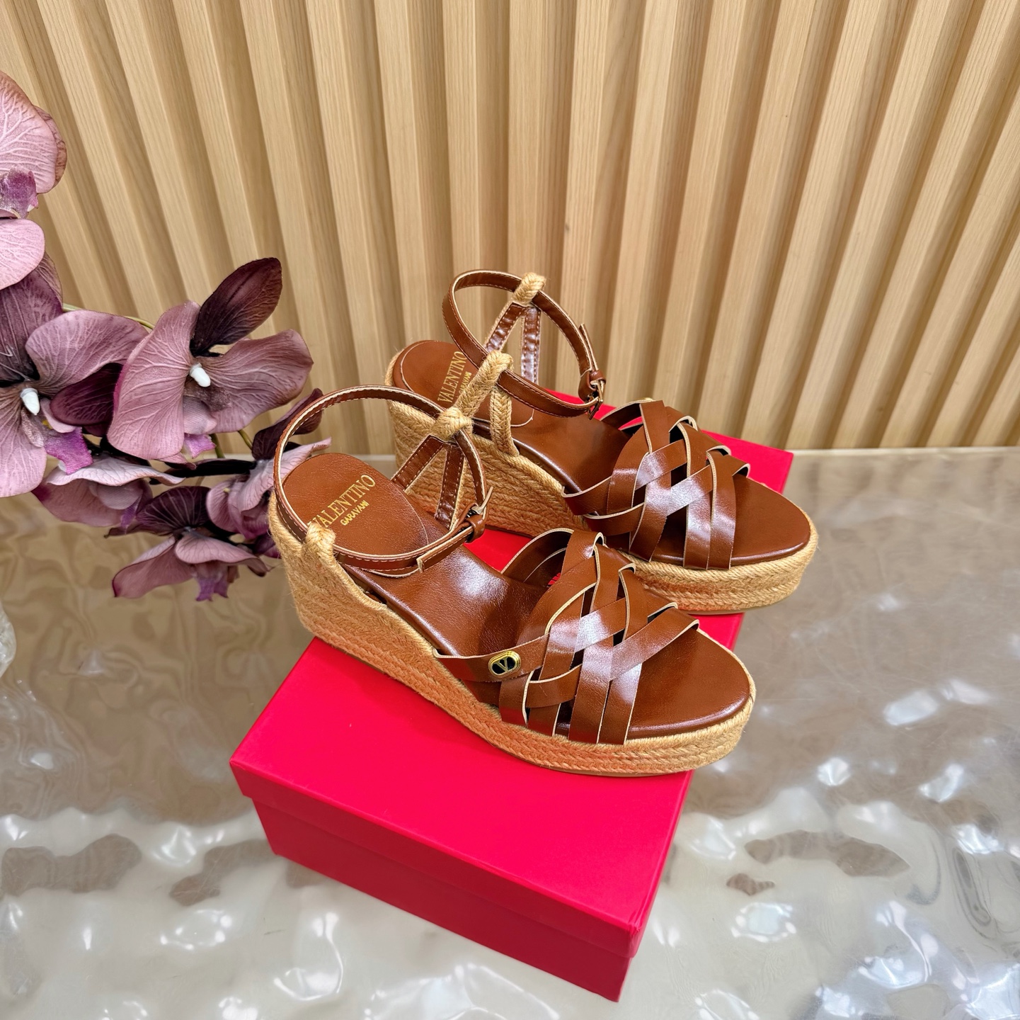 NO:786448,Valentino26ss Valentino counter new diamond V buckle hemp rope braided sandals, exclusive molded outsole ———————————— (9cm) It is an accent piece that Internet celebrities love to match in street photos~ It is right to follow the steps of fashionistas!  Wear it with simple or fashionable clothes. The hollow design of the upper is embellished with classic rivets from the V family. It is high-end and elegant and makes the legs white. The combination of details and fabrics makes the overall look very textured~ 1 Oil wax leather/Massachusetts weave 2 Original custom-made sheepskin lining 3 Original V family molded anti-oxidation rivets 4 Exclusive private molded outsole (heel height 9cm)  5 sizes 36-41 (35, 40, 41, customized), high heels sandals, valentino, valentino, sandals, high heels19860909Valentino26ss 华伦天奴 专柜新品钻V扣麻绳编织凉鞋 独家开模大底 ————————————（9cm） 网红街拍都爱搭配的腔调单品哦~ 跟着时尚达人的步伐来走准没错！搭配上简单或时尚款的衣服穿,鞋面镂空设计搭配v家经典铆钉点缀,高端大气又显腿白,细节和面料的搭配都让整体看起来很有质感~ 1油蜡皮/麻省编织 2原版定羊皮内里 3原版V家开模抗氧化铆钉 4独家私人开模大底（跟高9cm） 5码数36—41（35、40、41、定制）,高跟鞋凉鞋,valentino,valentino,sandals,high heels,Women's Shoes