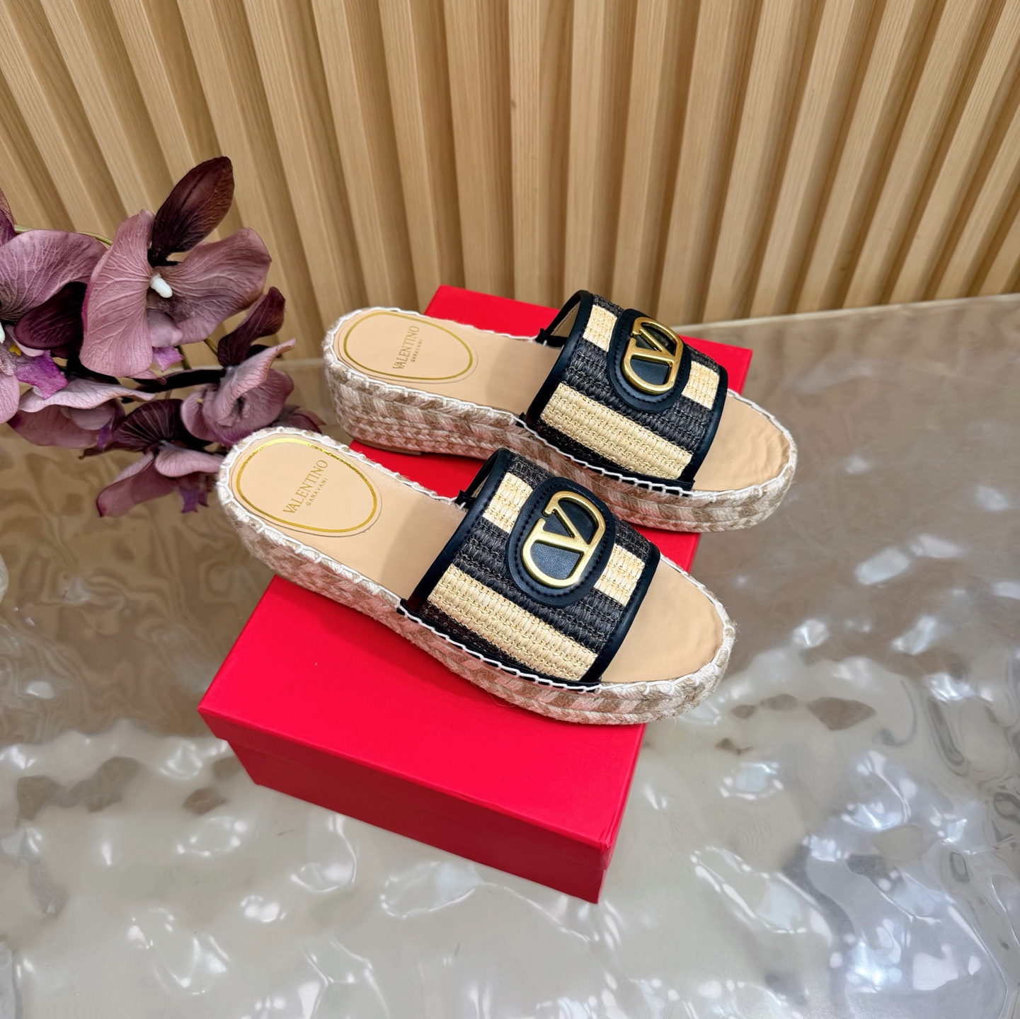 NO:786436,Valentino26ss Valentino counter new diamond V buckle hemp rope braided sandals, exclusive molded outsole —————————— Internet celebrity street photos love to match the accent items~ It’s right to follow the steps of fashionistas!  Wear it with simple or fashionable clothes. The hollow design of the upper is decorated with V's classic rivets. It is high-end and makes the legs white. The combination of details and fabrics makes the whole look very textured ~ 1 original woven upper 2 original custom sheepskin lining 3 original V's open mold anti-oxidation rivets 4 exclusive private mold outsole 5 code number 36-41 (35, 40, 41, customized), slippers, valentino, valentino, sandals, slippers19860909Valentino26ss 华伦天奴 专柜新品钻V扣麻绳编织凉鞋 独家开模大底 ———————————— 网红街拍都爱搭配的腔调单品哦~ 跟着时尚达人的步伐来走准没错！搭配上简单或时尚款的衣服穿,鞋面镂空设计搭配v家经典铆钉点缀,高端大气又显腿白,细节和面料的搭配都让整体看起来很有质感~ 1原版编织鞋面 2原版定羊皮内里 3原版V家开模抗氧化铆钉 4独家私人开模大底 5码数36—41（35、40、41、定制）,拖鞋,valentino,valentino,sandals,slippers,Women's Shoes