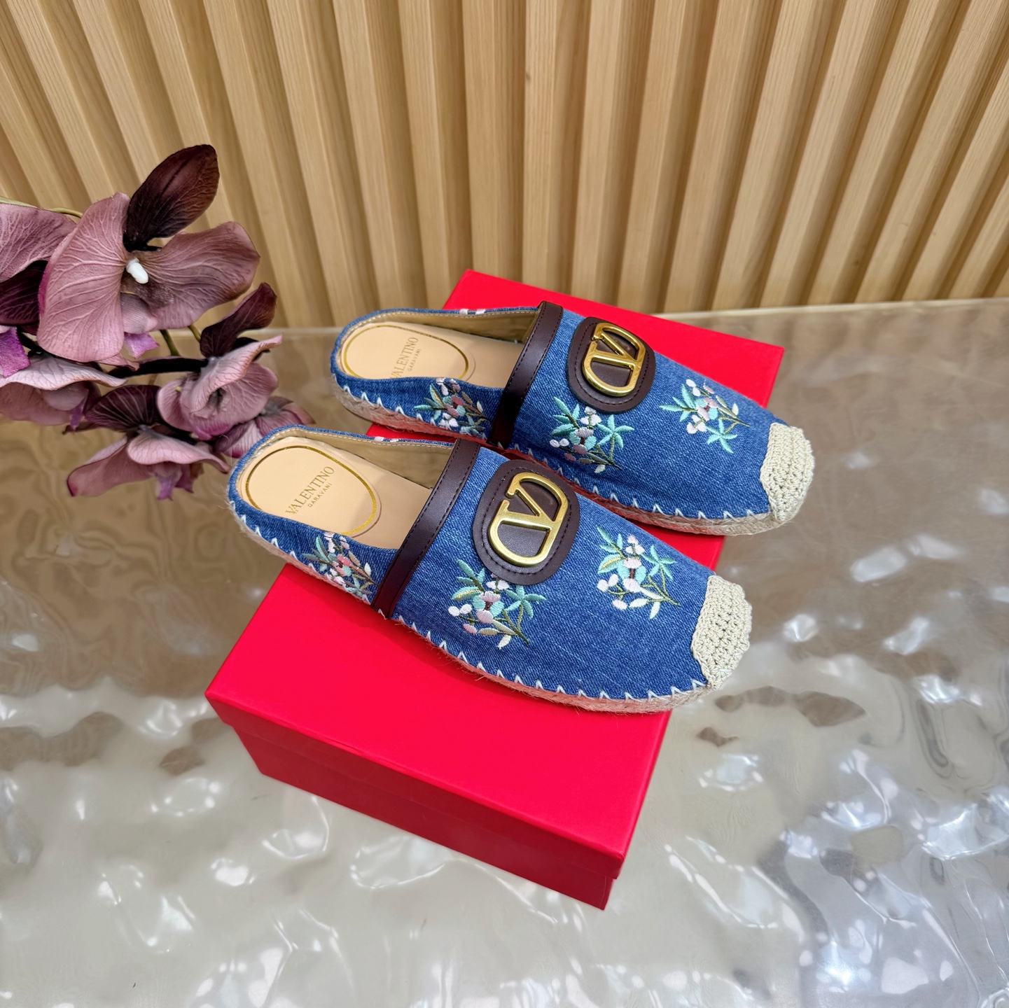 NO:786432,Valentino26ss Valentino's new counter diamond V-button denim half-slip sandals, exclusive molded outsole ———————————— Internet celebrity street photos love to match the accent items~ It's right to follow the steps of fashionistas!  Wear it with simple or fashionable clothes. The hollow design of the upper is decorated with V's classic rivets. It is high-end and elegant, and the combination of details and fabrics makes the whole look very textured~ 1 original denim 2 original custom sheepskin lining 3 original V's open mold antioxidant rivets 4 exclusive private mold outsole 5 code number 36-41 (35, 40, 41, customized), half drag, valentino, valentino, sandals19860909Valentino26ss 华伦天奴 专柜新品钻V扣牛仔布半拖凉鞋 独家开模大底 ———————————— 网红街拍都爱搭配的腔调单品哦~ 跟着时尚达人的步伐来走准没错！搭配上简单或时尚款的衣服穿,鞋面镂空设计搭配v家经典铆钉点缀,高端大气又显腿白,细节和面料的搭配都让整体看起来很有质感~ 1原版牛仔布 2原版定羊皮内里 3原版V家开模抗氧化铆钉 4独家私人开模大底 5码数36—41（35、40、41、定制）,半拖,valentino,valentino,sandals,Women's Shoes