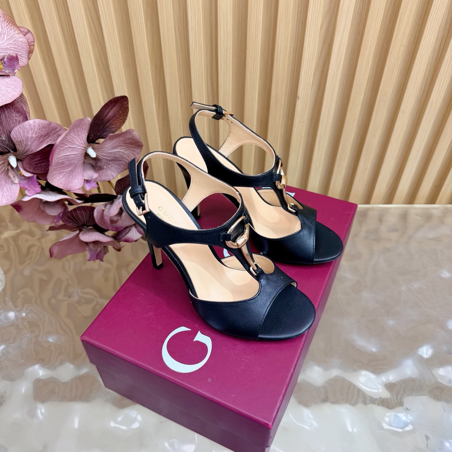 NO:786428,2026 Spring and Summer Gucci's latest open-molded G-buckle high-heeled sandals —————————————— This women's thong sandals are paired with gold-toned accessories decorated with classic big D new horsebit details, highlighting the brand heritage and showing a unique charm. Made of exquisite sheepskin, the design is elegant yet casual, making it a refreshing and ideal item for the warm season. The upper is imported cowhide, the lining/foot pad is lambskin, the sole is genuine leather, and the heel height is 10.5cm.  Matching sizes 35-42 (41/40/42/customized, non-refundable), high heels and sandals, gucci, sandals, high heels, cowhide, sheepskin198609092026 春夏季Gucci最新款开模G扣高跟 凉鞋 ————————————— 这款女士夹趾凉鞋搭配饰经典大D新马衔扣细节金色调配件,彰显品牌传承,尽显别样魅力.采用精致羊皮打造,设计优雅而不失随性,是暖季造型的清爽理想单品 鞋面进口牛皮 内里/垫脚小羊皮 鞋底真皮底 跟高10.5cm 配码35-42（41/40/42/定做不退换）,高跟鞋凉鞋,gucci,sandals,high heels,cowhide,sheepskin,Women's Shoes