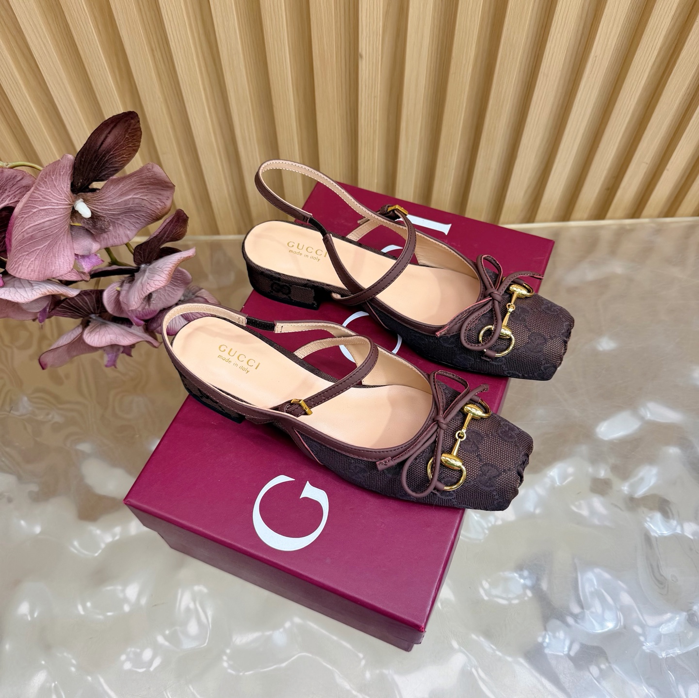 NO:786424,[Details upgraded, workmanship upgraded] GUCCI Gucci Ballet Shoes 2026 Early Spring Series Ballet Shoes Sandals/Shoes ———————————— Let’s just say that this year is the year of ballet shoes, and the ballet shoes of Gucci 2025 Early Spring Series are also popular!  Small square toe design + classic horsebit buckle, delicate and elegant with a touch of playfulness, fashionable and good-looking to wear. Upper printed cloth, foot pads sheepskin, sole original leather outsole. Size: 35-42 (customized for 40, 41, 42), sandals, gucci, gucci, sandals, sheepskin, Leather soles19860909【细节升级,做工升级】 GUCCI 古驰芭蕾鞋2026早春系列芭蕾鞋凉鞋/单鞋 ——————————— 就说今年是芭蕾鞋大年,Gucci 2025早春系列的芭蕾鞋也火了！小方头设计+经典马衔扣,在精致、优雅中又带着一丝俏皮,穿起来时髦又好看 鞋面印花布 垫脚羊皮 鞋底原版真皮大底 码数: 35-42（40、41、42定制）,凉鞋,gucci,gucci,sandals,sheepskin,Leather soles,Women's Shoes