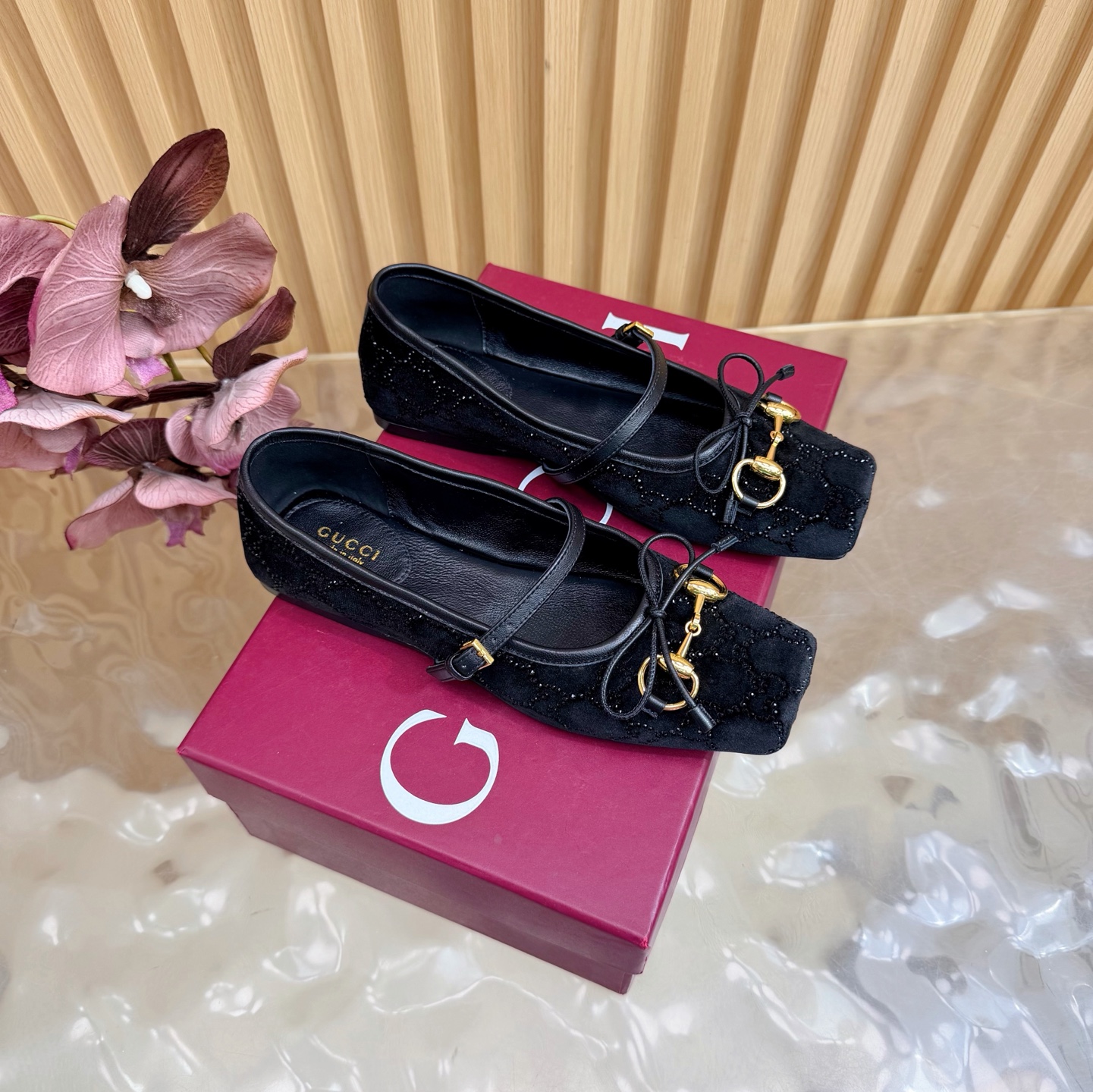 NO:786420,[Details upgraded, workmanship upgraded] GUCCI Gucci Ballet Shoes 2026 Early Spring Series Ballet Shoes Sandals/Shoes ———————————— Let’s just say that this year is the year of ballet shoes, and the ballet shoes of Gucci 2025 Early Spring Series are also popular!  Small square toe design + classic horsebit buckle, delicate and elegant with a touch of playfulness, fashionable and good-looking to wear. Velvet upper, sheepskin for foot pads, original leather outsole, size: 35-42 (customized for 40, 41, 42), ballet shoes, gucci, gucci, sandals, sheepskin, Leather soles19860909【细节升级,做工升级】 GUCCI 古驰芭蕾鞋2026早春系列芭蕾鞋凉鞋/单鞋 ——————————— 就说今年是芭蕾鞋大年,Gucci 2025早春系列的芭蕾鞋也火了！小方头设计+经典马衔扣,在精致、优雅中又带着一丝俏皮,穿起来时髦又好看 鞋面丝绒烫钻 垫脚羊皮 鞋底原版真皮大底 码数: 35-42（40、41、42定制）,芭蕾舞鞋,gucci,gucci,sandals,sheepskin,Leather soles,Women's Shoes