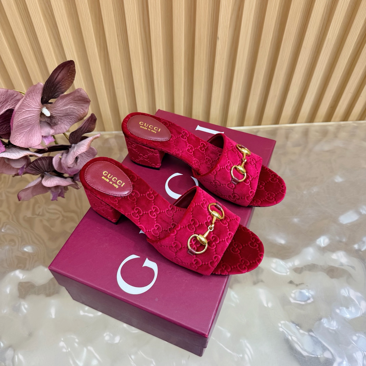 NO:786415,[Details upgraded, workmanship upgraded] GUCCI Gucci Ballet Shoes 2026 Early Spring Series Ballet Shoes Sandals/Shoes ———————————— Let’s just say that this year is the year of ballet shoes, and the ballet shoes of Gucci 2025 Early Spring Series are also popular!  Small square toe design + classic horsebit buckle, delicate and elegant with a touch of playfulness, fashionable and good-looking to wear. Velvet upper, sheepskin for foot pads, original leather outsole, size: 35-42 (customized for 40, 41, 42), high heels and slippers, gucci, gucci, sandals, high heels, slippers, sheepskin, Leather soles19860909【细节升级,做工升级】 GUCCI 古驰芭蕾鞋2026早春系列芭蕾鞋凉鞋/单鞋 ——————————— 就说今年是芭蕾鞋大年,Gucci 2025早春系列的芭蕾鞋也火了！小方头设计+经典马衔扣,在精致、优雅中又带着一丝俏皮,穿起来时髦又好看 鞋面丝绒 垫脚羊皮 鞋底原版真皮大底 码数: 35-42（40、41、42定制）,高跟鞋拖鞋,gucci,gucci,sandals,high heels,slippers,sheepskin,Leather soles,Women's Shoes