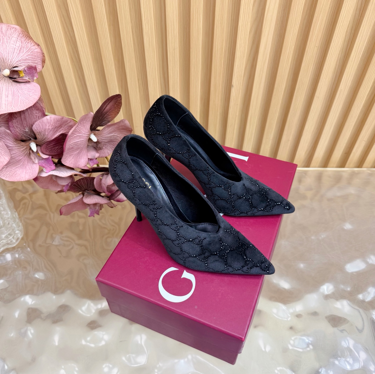 NO:786410,The spring of 2026 is so beautiful that you can’t take your eyes away. The 2025 spring and summer new Gucci 26S spring and summer new products are deep V-mouth, granny high heels, velvet single shoes/half-slippers ———————————— G family embodies the sense of high-end, which always makes people convinced. It looks like a simple style, but it is inexplicably high-end on the feet. It is very sexy, allowing you to easily match it to show various styles. The upper is made of imported velvet and the lining is made of imported sheepskin.  Genuine leather sole imported from Italy, heel height 10.5cm, Size35-39 (customized 40/41/42), half-drag high heels, gucci, gucci, high heels, sheepskin198609092026开春 美得挪不开眼 2025专柜同步春夏新款Gucci 26S春夏新品深口V口 奶奶高跟 丝绒单鞋/半拖 ———————————— G家在体现高级感这块 总让人大写的服气 看起来蛮简单的款式 但上脚就莫名很高阶 非常性感 让你轻松搭配尽显各种风格 鞋面采用进口丝绒 内里采用进口羊皮 意大利进口真皮底 跟高10.5cm Size35-39（40/41/42定制）,半拖高跟鞋,gucci,gucci,high heels,sheepskin,Women's Shoes