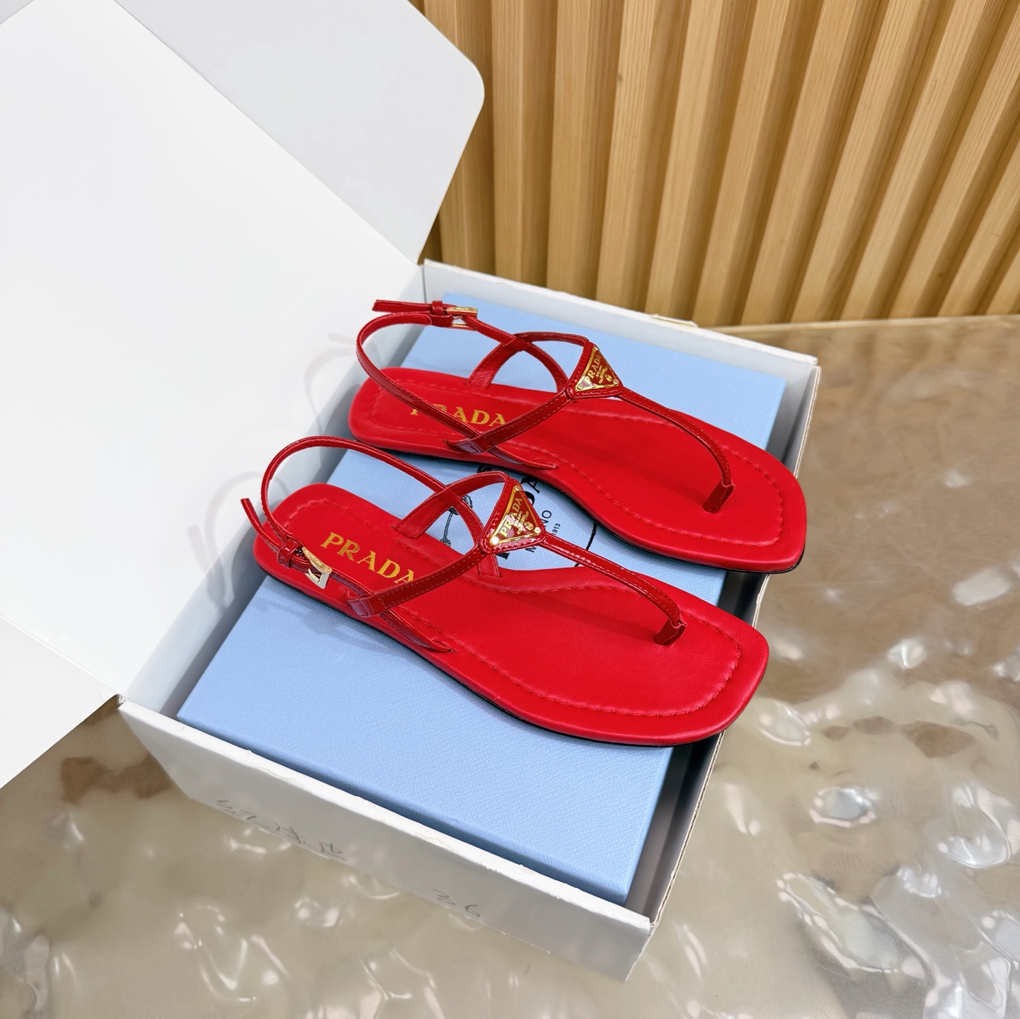 NO:786417,High version | Prada 5 new products, new flip-flop triangle sandals/shoes series in the counter - Comes with airplane box, upper cowhide, lining of specific mixed sheepskin lining, outsole, original genuine leather sole, shoe size: 35-41 (40, 41 customization is not returnable), original counter full set of luxury packaging, split-toe shoes, prada, sandals, cowhide, sheepskin19860909高版本 | Prada 5 新品 专柜新款夹脚三角标凉鞋/单鞋 系列上新 —————配飞机盒 鞋面牛皮  内里特定混种羊皮内里 大底原版真皮底 鞋码:35-41（40、41定制不退换） 原版专柜全套豪华包装,分趾鞋,prada,sandals,cowhide,sheepskin,Women's Shoes