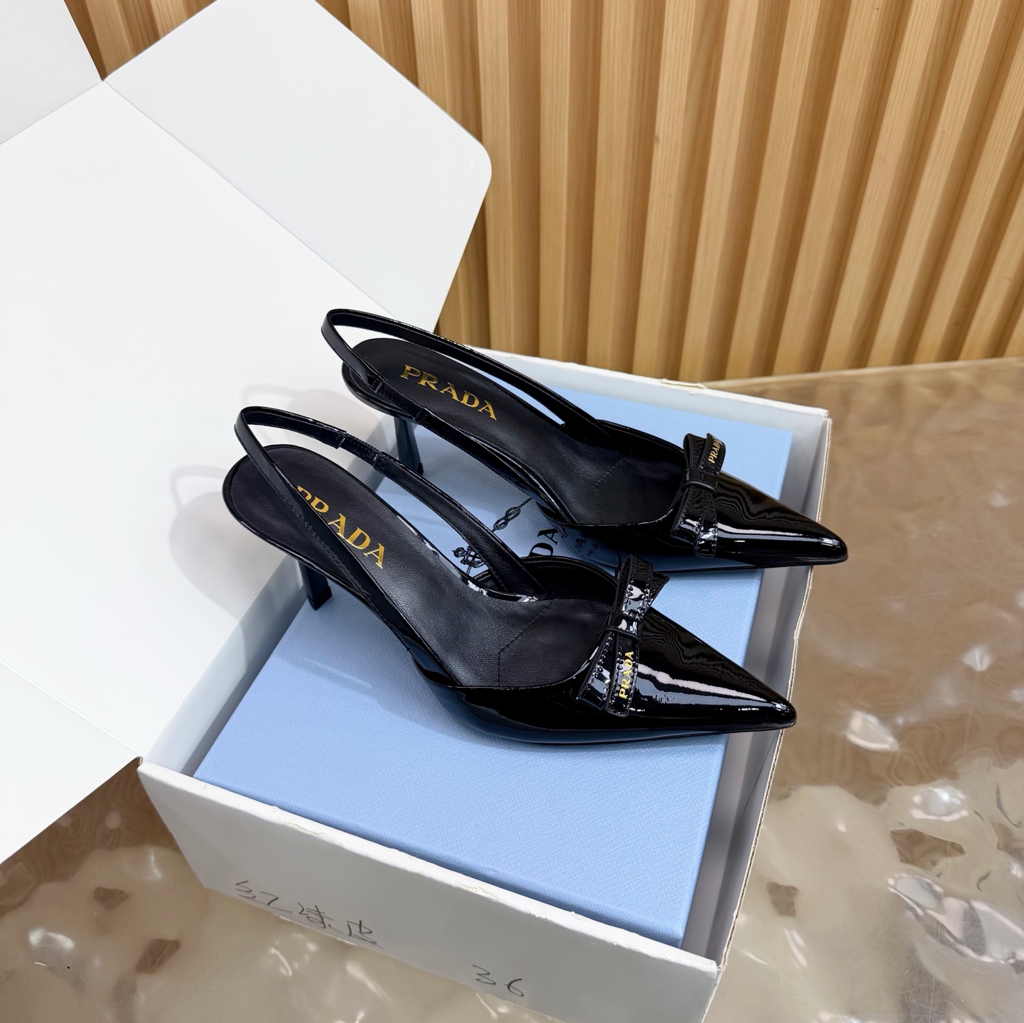 NO:786407,2026 New Early Autumn Prada Prada catwalk pointed-toe hollow high-heeled shoes Retro old-money style single shoes/sandals ————————————With airplane case Full of sense of future technology Minimalist beauty that has been missing for a long time in the fashion industry Stylish and sophisticated Daily wear with a sense of high-end The use of pointed-toe design, very fashionable and aggressive, highlighting personality; The shoe body has unique dividing lines, adding design details, which is different from ordinary pointed-toe shoes, and has the iconic avant-garde style of the Prada brand.  Made of high-quality leather material, the texture is high-end and has a distressed effect, showing a retro and modern texture. The craftsmanship is fine and reflects the high-end quality of the brand. The stiletto heel design enhances the wearer's aura while maintaining good stability and is suitable for daily commuting or special occasions. Patent leather upper, sheepskin lining, Italian genuine leather outsole, heel height 7.5cm  Size 35-39 (40.41 customized, non-refundable), high heels and sandals, prada, prada, sandals, high heels, sheepskin, Leather soles198609092026早秋新款 Prada 普拉达走秀款尖头镂空高跟鞋 复古老钱风单鞋/凉鞋 ————————————配飞机盒 未来科技感满满 时尚界久违的极简之美 时髦又精致 日常穿出高级感 采用尖头设计,极具时尚感与攻击性,彰显个性；鞋身有独特的分割线条,增添设计细节,区别于普通尖头鞋,带有Prada品牌标志性的前卫风格. 选用优质皮革材质,质感高级,且有做旧效果的纹理,呈现出复古又摩登的质感,工艺精细,体现品牌高端品质.细高跟设计,提升穿着者气场,同时保持了较好的稳定性,适合日常通勤或特殊场合穿着. 鞋面漆皮 内里垫脚羊皮 鞋底意大利真皮大底 跟高7.5cm 码数35-39（40.41定做不退换）,高跟鞋凉鞋,prada,prada,sandals,high heels,sheepskin,Leather soles,Women's Shoes