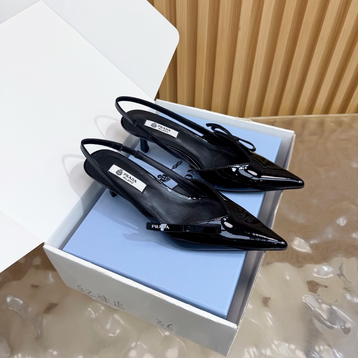 NO:786412,2026 New Early Autumn Prada Prada catwalk pointed-toe hollow high-heeled shoes Retro old-money style single shoes/sandals ————————————With airplane case Full of sense of future technology Minimalist beauty that has been missing for a long time in the fashion industry Stylish and sophisticated Daily wear with a sense of high-end The use of pointed-toe design, very fashionable and aggressive, highlighting personality; The shoe body has unique dividing lines, adding design details, which is different from ordinary pointed-toe shoes, and has the iconic avant-garde style of the Prada brand.  Made of high-quality leather material, the texture is high-end and has a distressed effect, showing a retro and modern texture. The craftsmanship is fine and reflects the high-end quality of the brand. The stiletto heel design enhances the wearer's aura while maintaining good stability and is suitable for daily commuting or special occasions. Patent leather upper, sheepskin lining, Italian genuine leather outsole, heel height 4.5cm  Size 35-39 (40.41 customized, non-refundable), high heels and sandals, prada, prada, sandals, high heels, sheepskin, Leather soles198609092026早秋新款 Prada 普拉达走秀款尖头镂空高跟鞋 复古老钱风单鞋/凉鞋 ————————————配飞机盒 未来科技感满满 时尚界久违的极简之美 时髦又精致 日常穿出高级感 采用尖头设计,极具时尚感与攻击性,彰显个性；鞋身有独特的分割线条,增添设计细节,区别于普通尖头鞋,带有Prada品牌标志性的前卫风格. 选用优质皮革材质,质感高级,且有做旧效果的纹理,呈现出复古又摩登的质感,工艺精细,体现品牌高端品质.细高跟设计,提升穿着者气场,同时保持了较好的稳定性,适合日常通勤或特殊场合穿着. 鞋面漆皮 内里垫脚羊皮 鞋底意大利真皮大底 跟高4.5cm 码数35-39（40.41定做不退换）,高跟鞋凉鞋,prada,prada,sandals,high heels,sheepskin,Leather soles,Women's Shoes