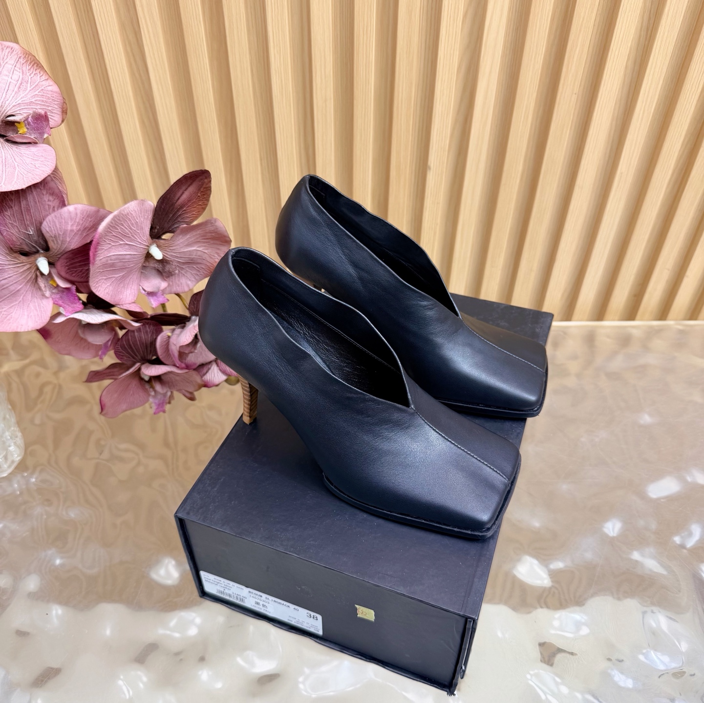 NO:786401,Top version 2026 early spring new ALAIA minimalist high-heeled hollow sandals with perfect fashion and comfort, neat, capable and elegant ———————————— Fashionistas are looking for a pair of short boots that can combine comfort and style, and this pair is undoubtedly the best answer for this season!  Paired with simple straight jeans, it is a casual American style. Combined with a knitted dress, it is a gentle and elegant French style, which can be easily controlled in various occasions and becomes the finishing touch of autumn and winter outfits. Upper cowhide, lining sheepskin, sole Italian genuine leather outsole, heel height 9cm, size 35-39 (40.41.42 custom-made, non-returnable), high-heeled shoes, alaia, sandals, boots, high  heels,skirts,jeans,cowhide,sheepskin,Leather soles19860909顶级版本 2026早春新款 ALAIA阿莱亚 极简风时髦舒适度满分的高跟中空凉鞋 利落干练大方 ———————————— 时尚达人都在寻觅一双能兼顾舒适与风格的短靴 而这双无疑是这个季节的最佳答案！ 搭配简约的直筒牛仔裤 就是休闲的美式风格 与针织连衣裙组合 则是温柔优雅的法式风情 轻松驾驭各种场合 成为秋冬穿搭的点睛之笔. 鞋面牛皮 内里垫脚羊皮 鞋底意大利真皮大底 跟高9cm 码数35-39（40.41.42定做不退换）,高跟鞋单鞋,alaia,sandals,boots,high heels,skirts,jeans,cowhide,sheepskin,Leather soles,Women's Shoes