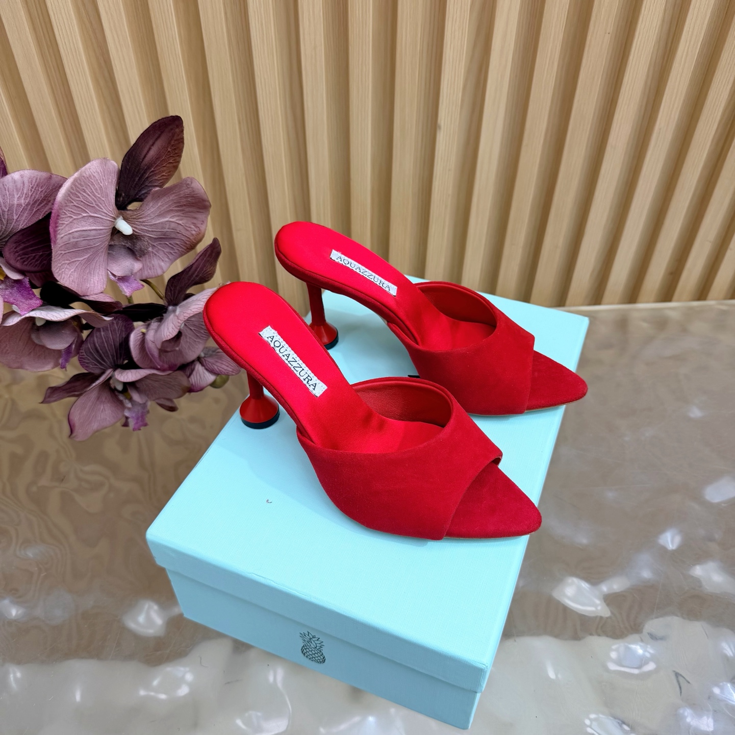 NO:786389,2026 spring and summer new style AQUAZZURA Zp original molded new hot diamond strap high-heeled sandals —————————— Made of original customized silk, original molded Swarovski rhinestone decorative buckle, super shiny golden iconic pineapple micro logo on the outsole, giving the item rich brand connotation and luxurious appearance. Genuine leather outsole sheepskin insole. The creation has beautiful and smooth appearance lines and is comfortable and fashionable on the feet. It is a must-have.  Upper cowhide/Yangjing Foot pads: sheepskin outsole Italian genuine leather outsole Heel height 8.5cm Shoe size: 36–42 (35, 41, 42 are custom-made and non-returnable), high heels and slippers, sandals, high heels, slippers, cowhide, sheepskin, real silk, sheep, Leather soles198609092026春夏新款 AQUAZZURA Zp 原版开模 新品烫钻 带子高跟凉鞋 ——————————— 采用原版定制真丝制成,原版开模施华洛奇水钻装饰扣,超闪 大底金色标志性菠萝微标赋予单品丰富的品牌内涵与奢华的外观单品真皮大底羊皮鞋垫 创作即外观线条优美流畅又上脚舒适时髦精必入款. 鞋面牛皮/羊京 脚垫: 羊皮 大底意大利真皮大底 跟高8.5cm 鞋码: 36–42（35、41、42定做不退换),高跟鞋拖鞋,sandals,high heels,slippers,cowhide,sheepskin,real silk,sheep,Leather soles,Women's Shoes